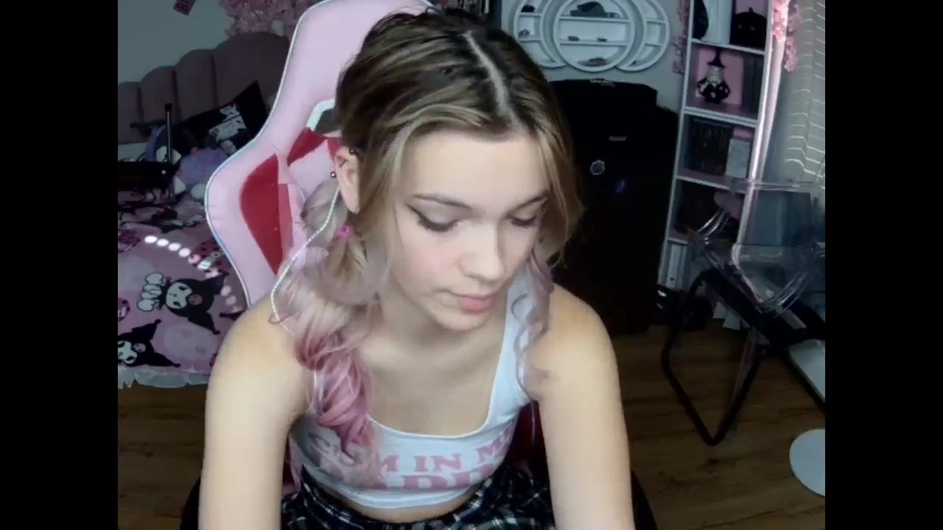 Gallery image thumbnail from Sarahsweets18's myfreecams stream on, 10/22/2024, 15:40 image 2 of 20