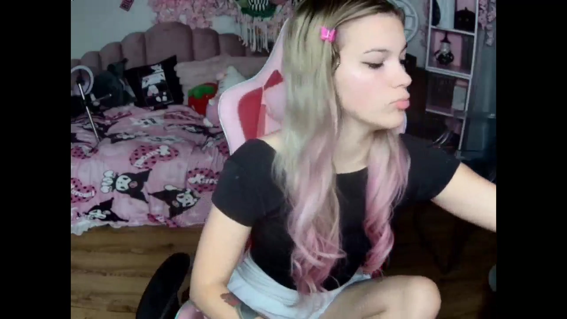 Gallery image thumbnail from Sarahsweets18's myfreecams stream on, 10/23/2024, 12:20 image 3 of 20