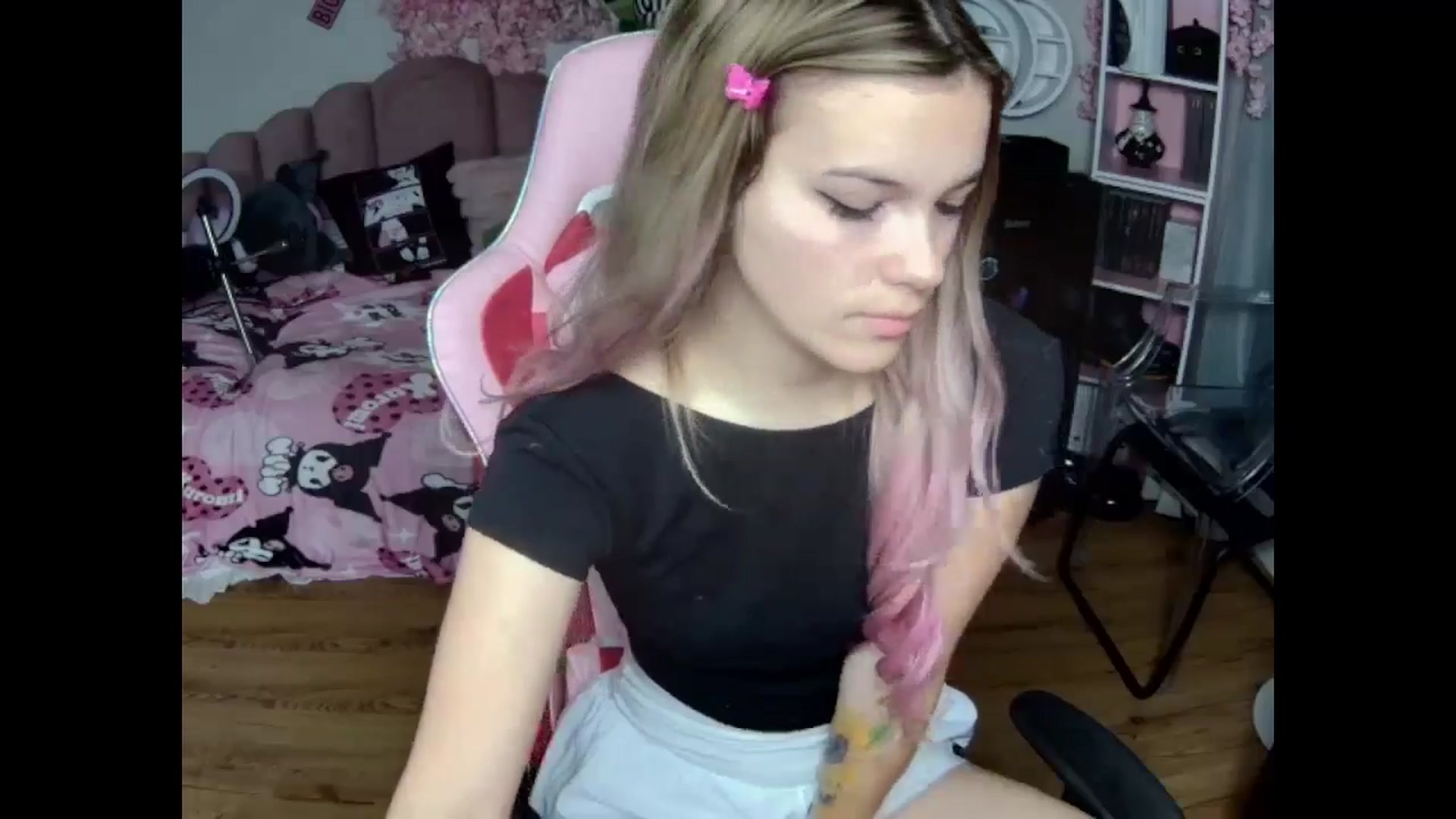 Gallery image thumbnail from Sarahsweets18's myfreecams stream on, 10/23/2024, 12:20 image 7 of 20