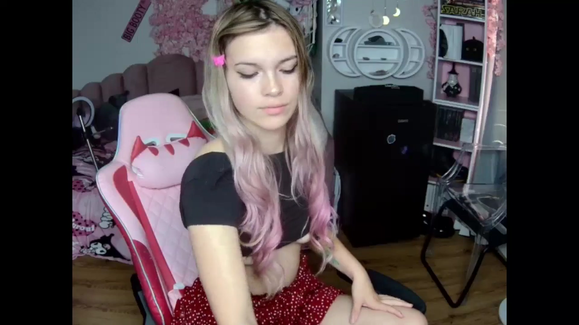 Gallery image thumbnail from Sarahsweets18's myfreecams stream on, 10/23/2024, 14:05 image 6 of 20
