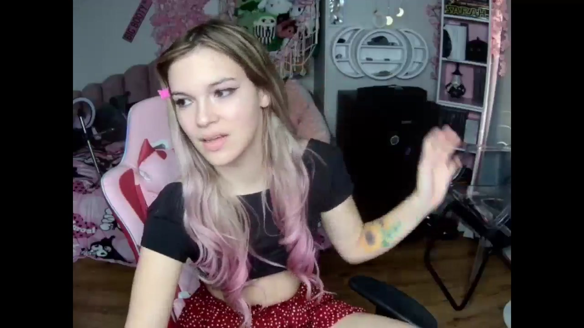 Gallery image thumbnail from Sarahsweets18's myfreecams stream on, 10/23/2024, 14:05 image 9 of 20
