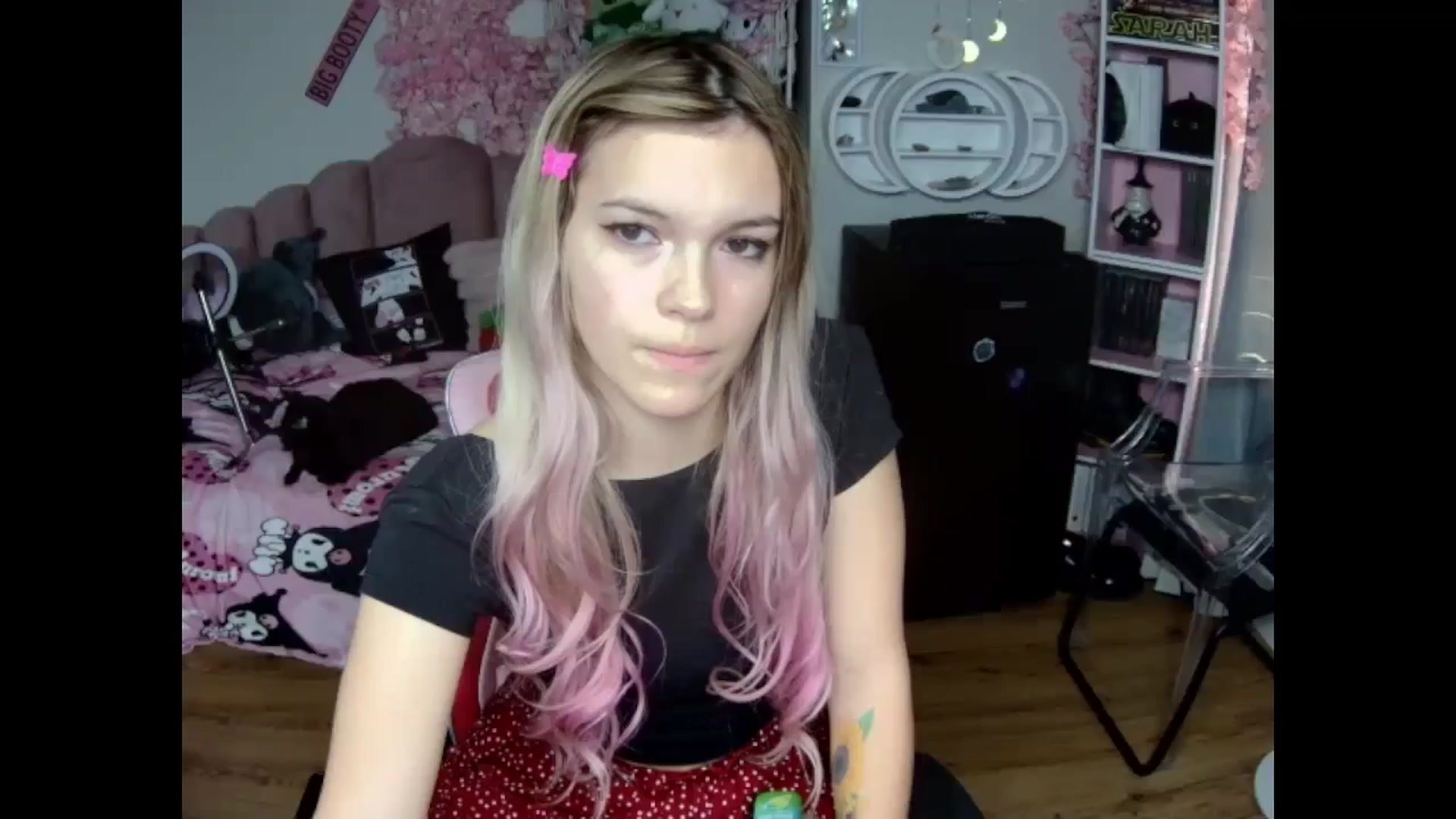 Gallery image thumbnail from Sarahsweets18's myfreecams stream on, 10/23/2024, 14:05 image 1 of 20