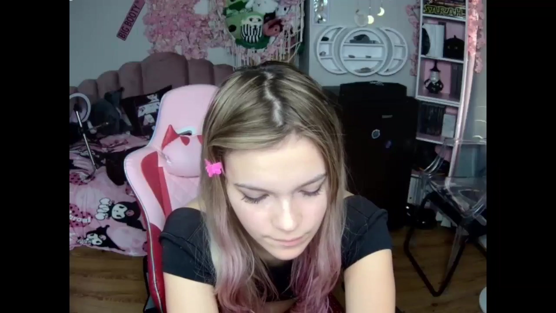 Gallery image thumbnail from Sarahsweets18's myfreecams stream on, 10/23/2024, 14:05 image 13 of 20