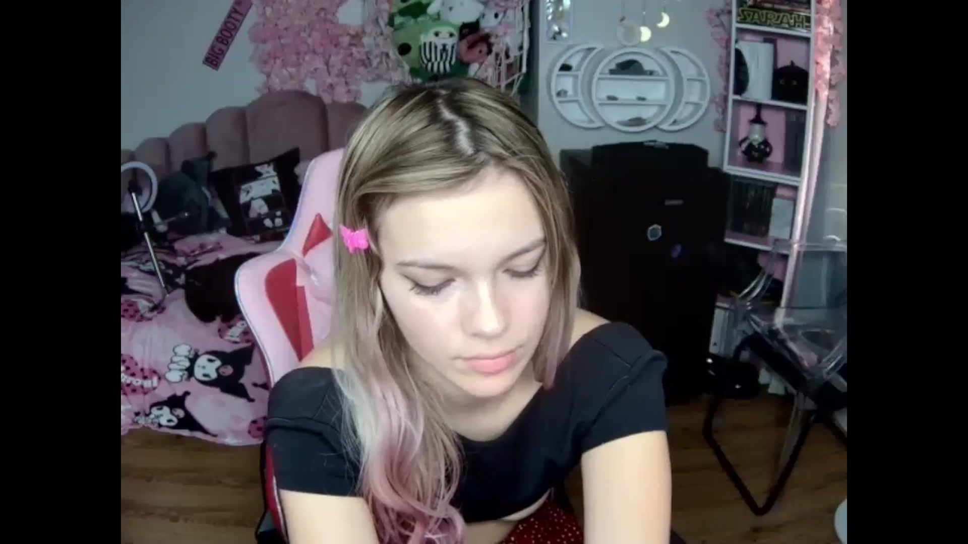 Gallery image thumbnail from Sarahsweets18's myfreecams stream on, 10/23/2024, 14:05 image 16 of 20
