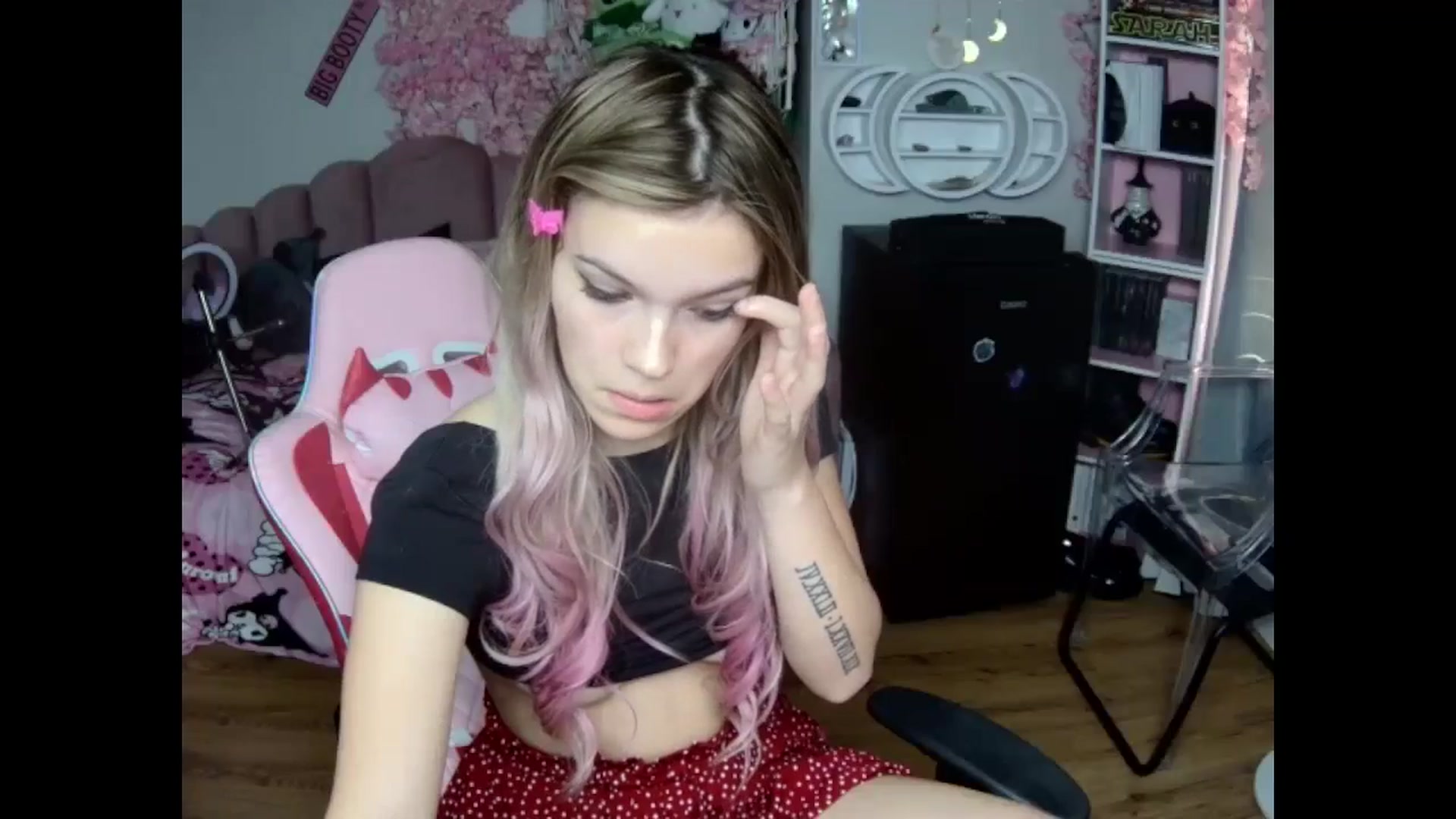 Gallery image thumbnail from Sarahsweets18's myfreecams stream on, 10/23/2024, 14:05 image 8 of 20
