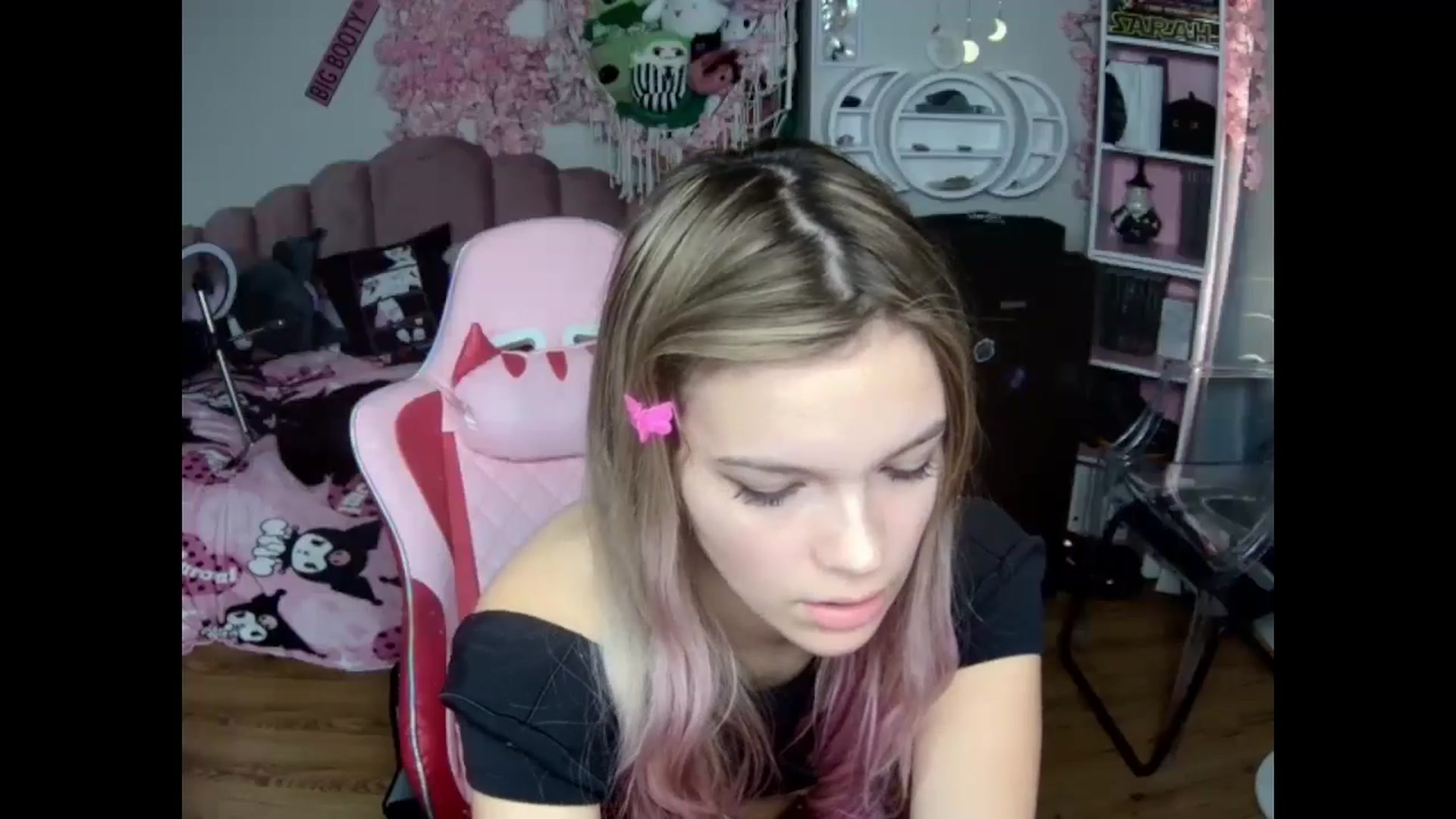 Gallery image thumbnail from Sarahsweets18's myfreecams stream on, 10/23/2024, 14:05 image 14 of 20