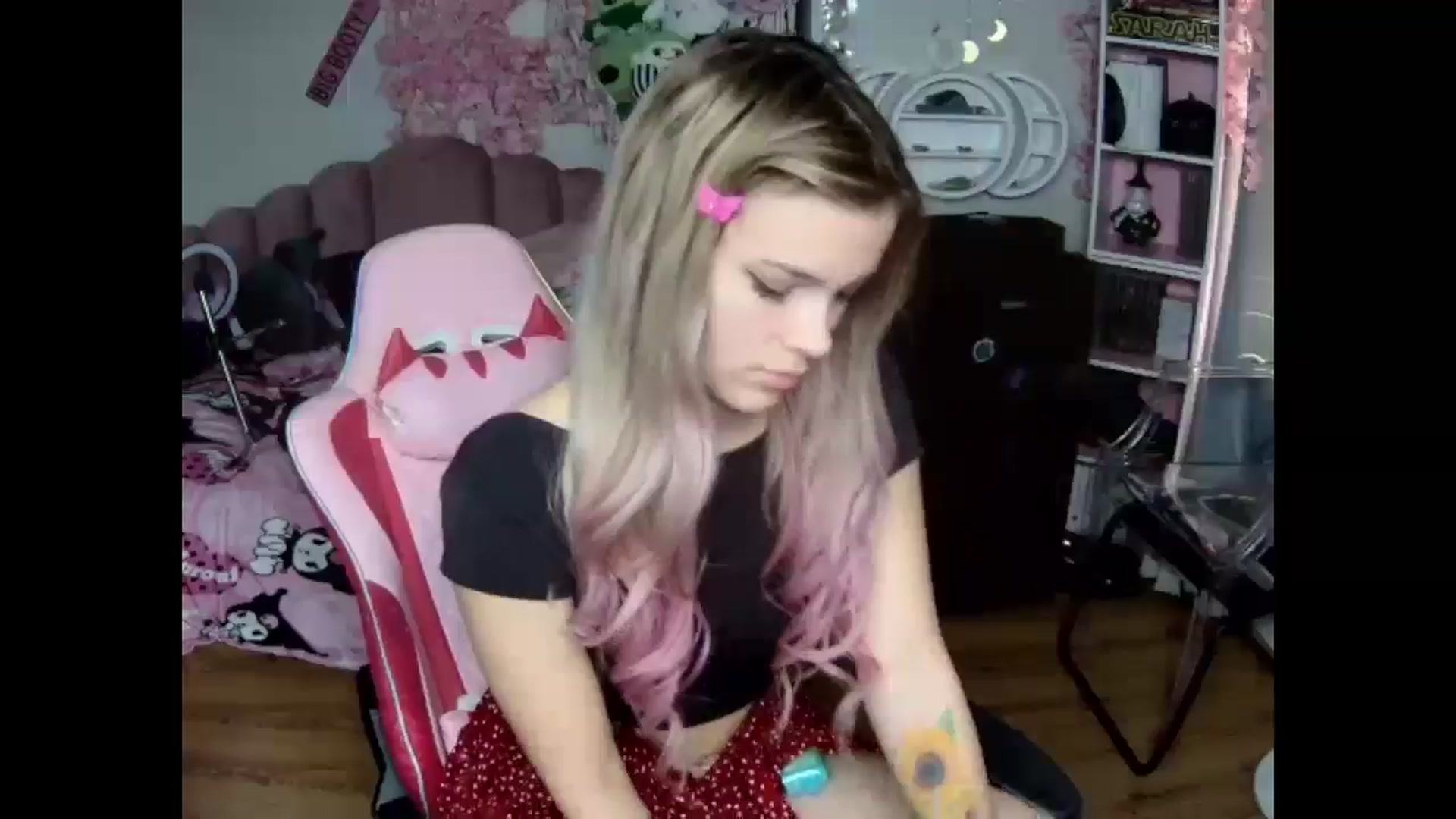 Gallery image thumbnail from Sarahsweets18's myfreecams stream on, 10/23/2024, 14:05 image 3 of 20