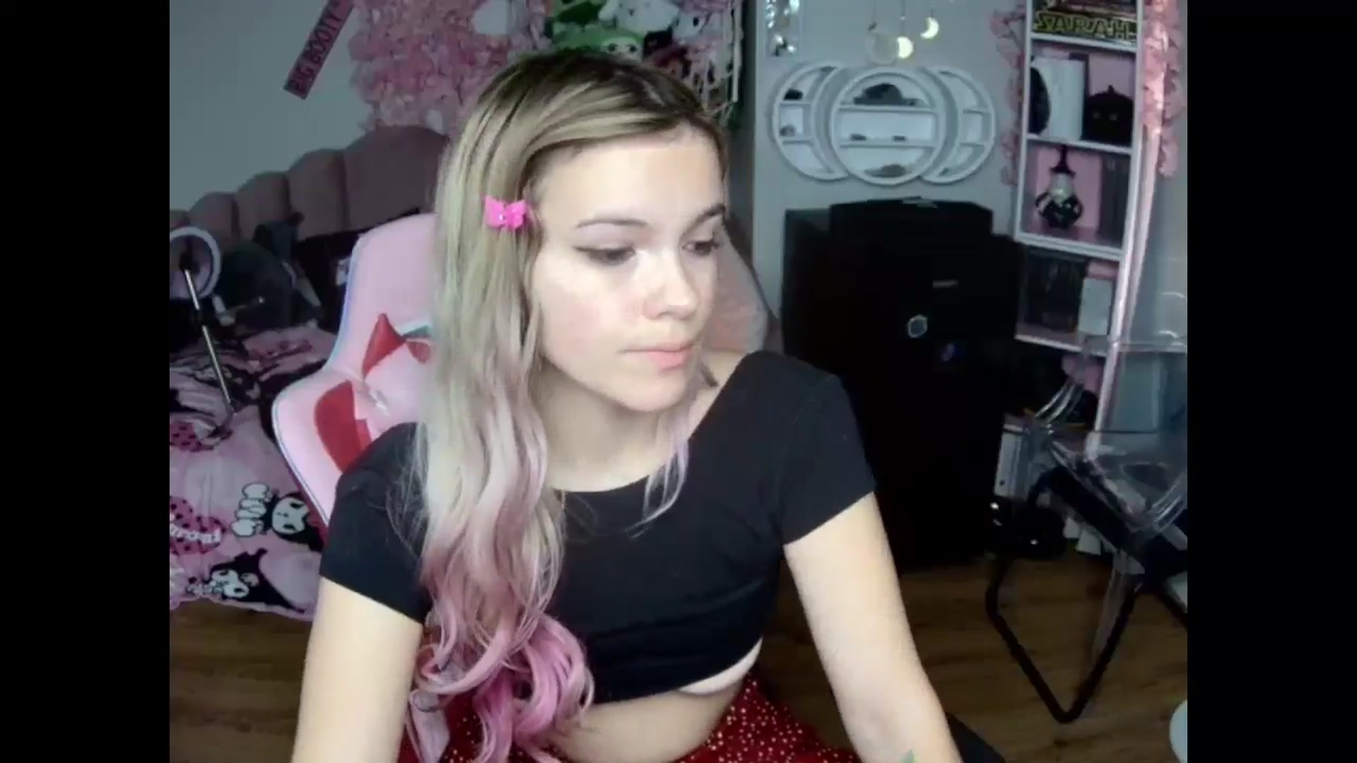 Gallery image thumbnail from Sarahsweets18's myfreecams stream on, 10/23/2024, 14:05 image 17 of 20