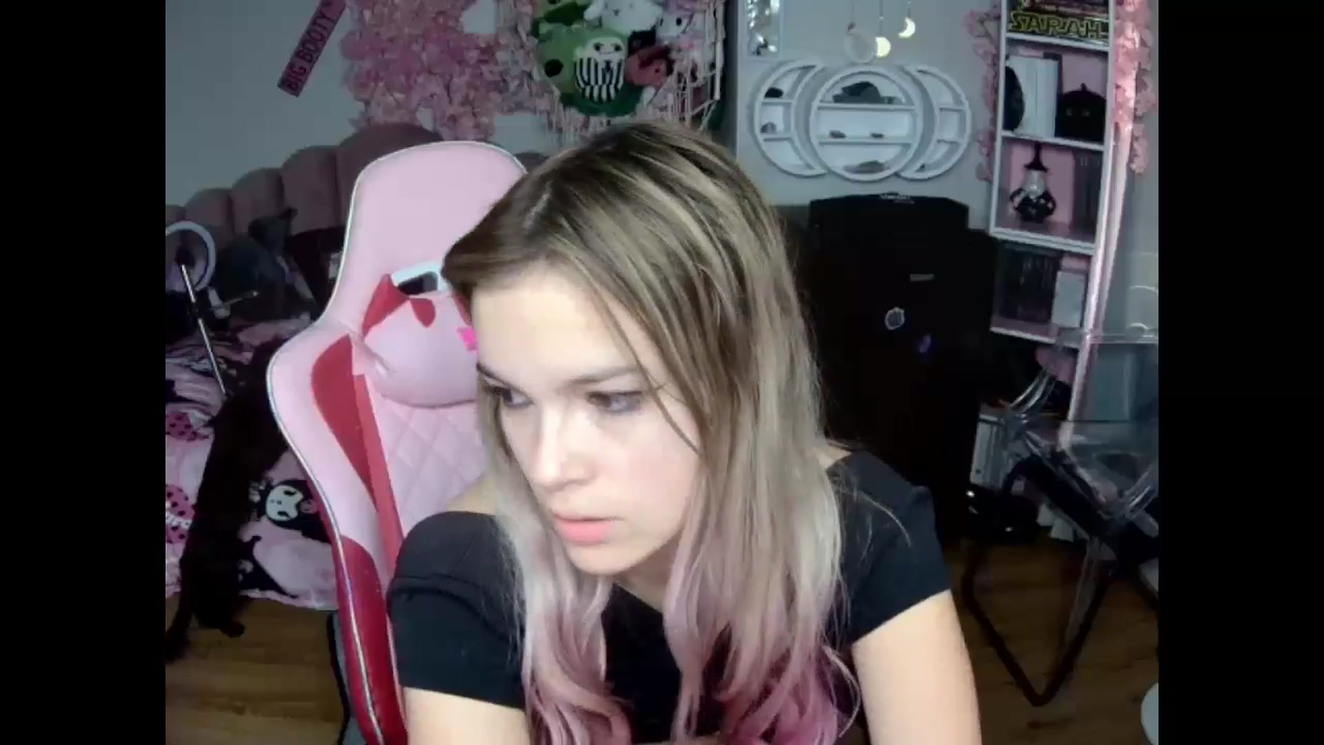 Gallery image thumbnail from Sarahsweets18's myfreecams stream on, 10/23/2024, 14:05 image 20 of 20