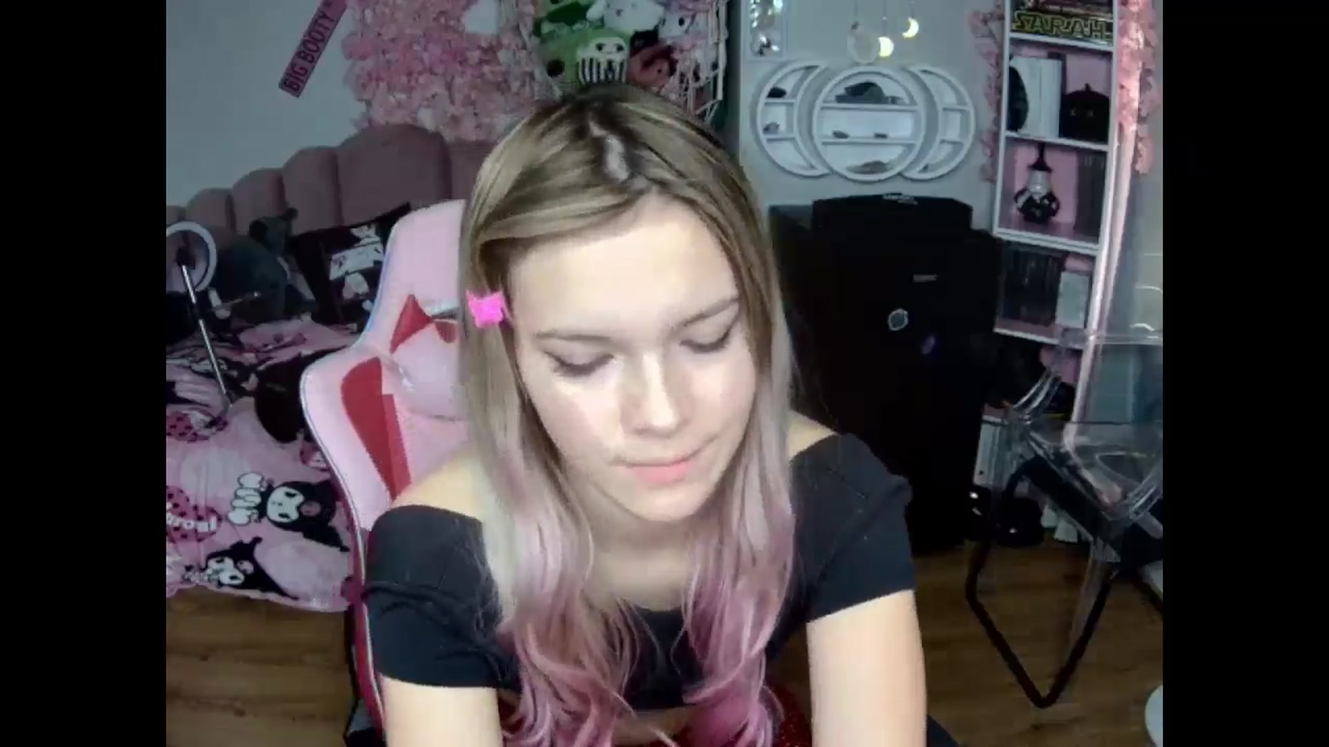 Gallery image thumbnail from Sarahsweets18's myfreecams stream on, 10/23/2024, 14:05 image 12 of 20