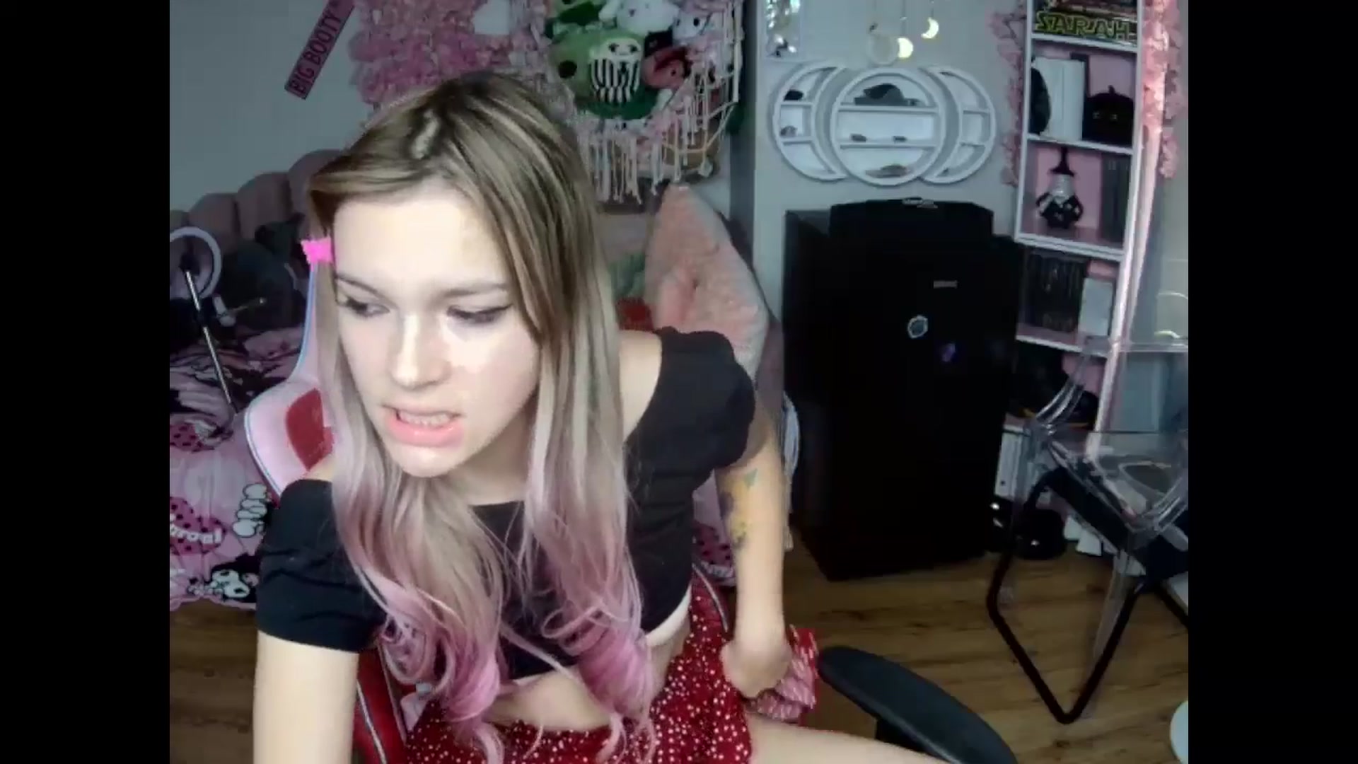 Gallery image thumbnail from Sarahsweets18's myfreecams stream on, 10/23/2024, 14:05 image 10 of 20