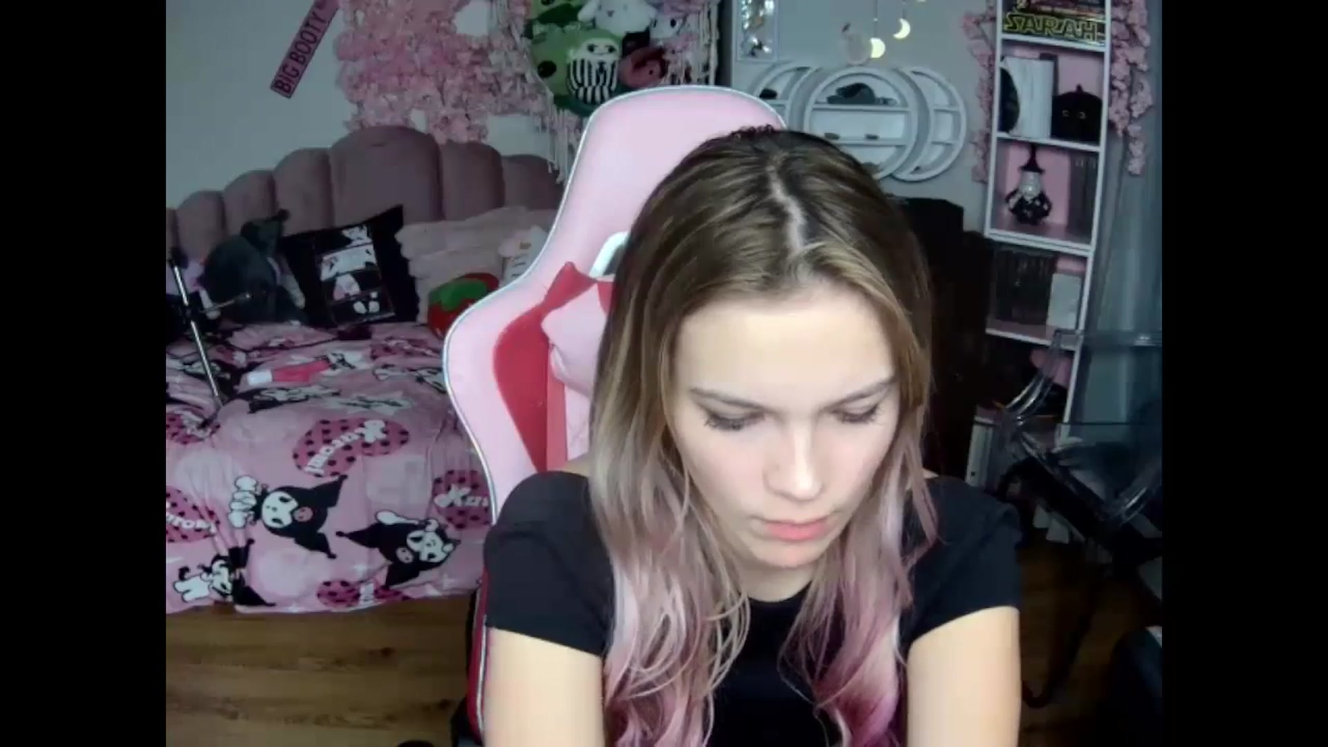 Gallery image thumbnail from Sarahsweets18's myfreecams stream on, 10/24/2024, 24:15 image 15 of 20