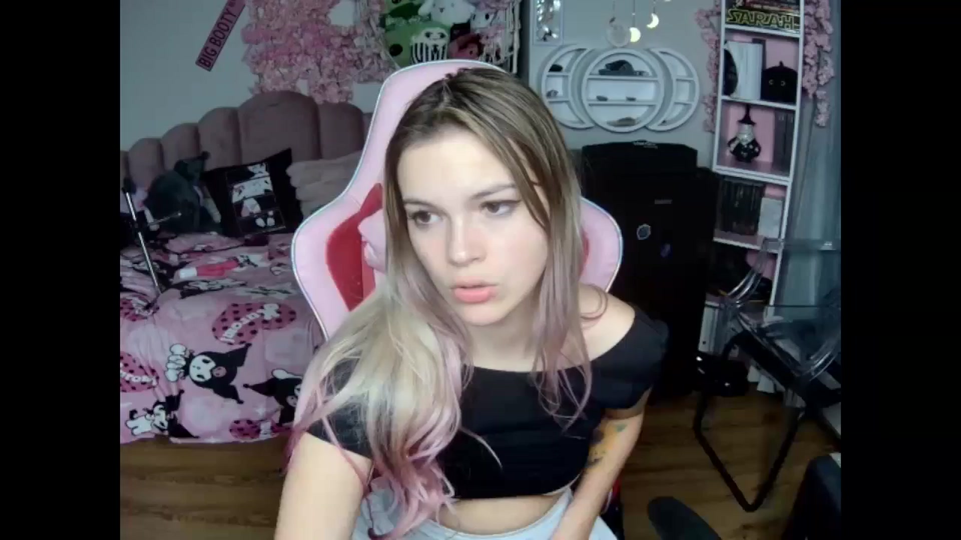 Gallery image thumbnail from Sarahsweets18's myfreecams stream on, 10/24/2024, 24:15 image 14 of 20