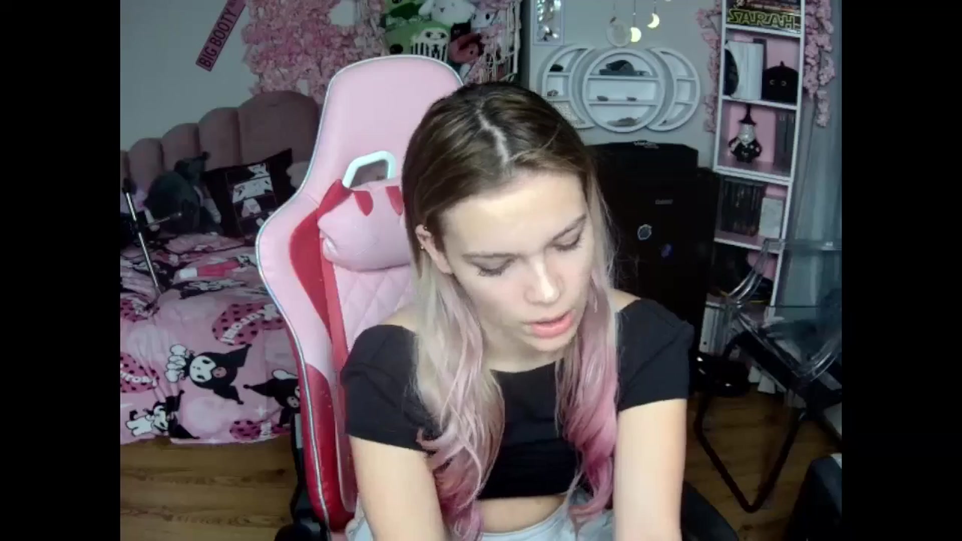Gallery image thumbnail from Sarahsweets18's myfreecams stream on, 10/24/2024, 24:15 image 8 of 20