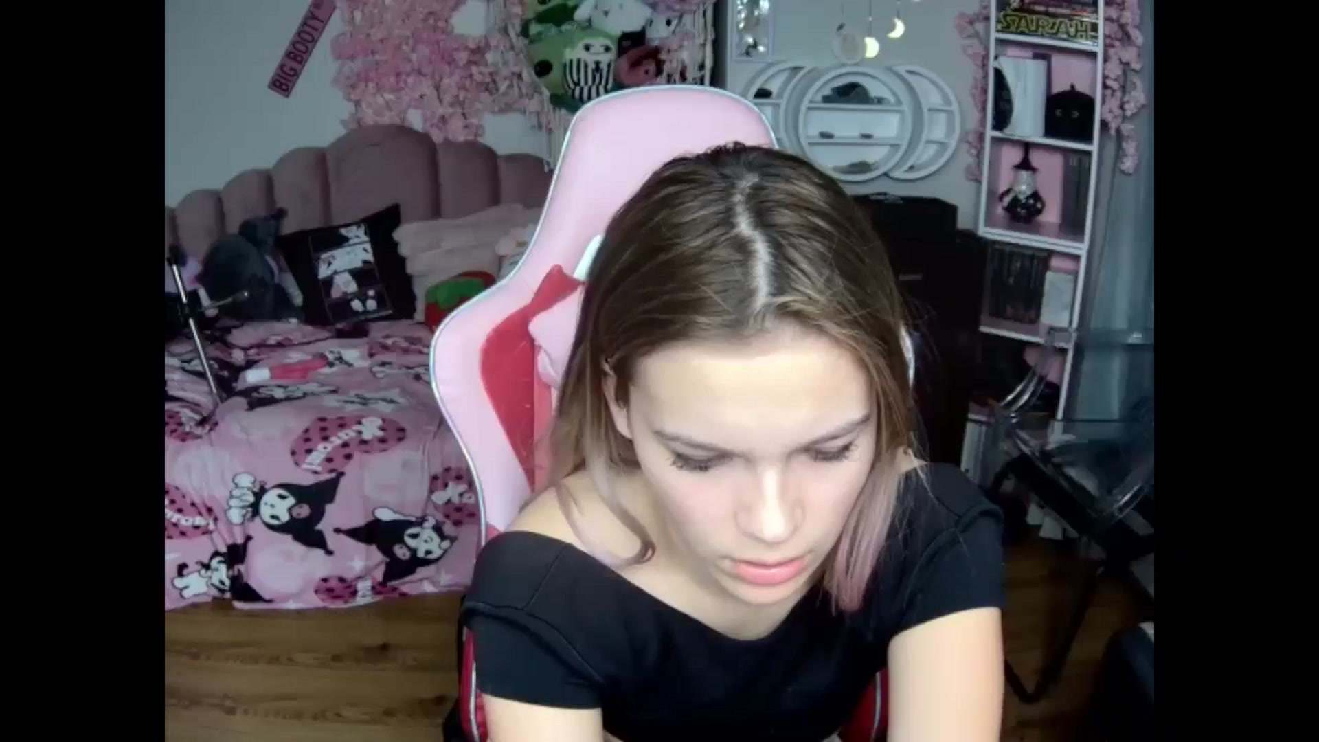 Gallery image thumbnail from Sarahsweets18's myfreecams stream on, 10/24/2024, 24:15 image 13 of 20