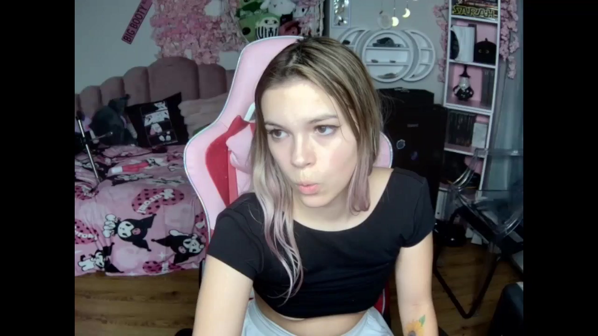 Gallery image thumbnail from Sarahsweets18's myfreecams stream on, 10/24/2024, 24:15 image 12 of 20