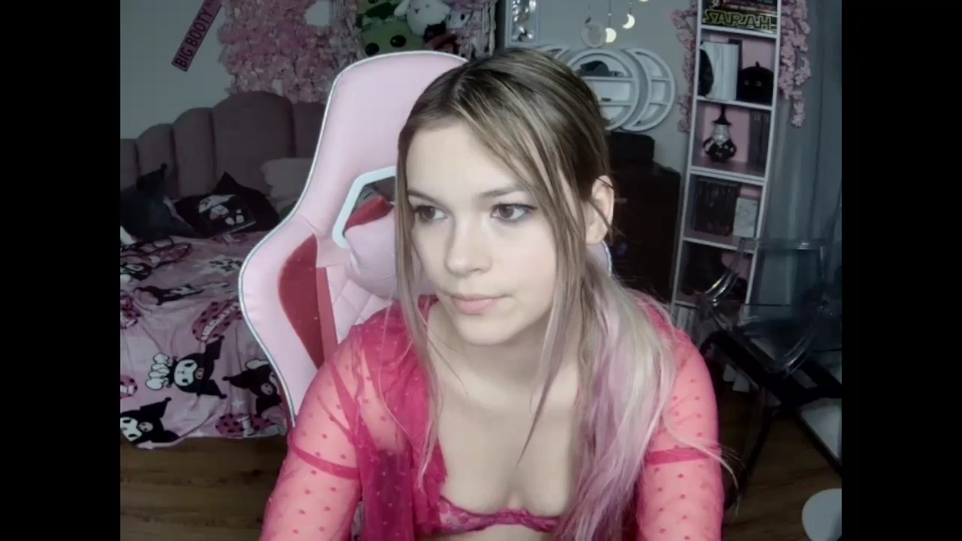 Gallery image thumbnail from Sarahsweets18's myfreecams stream on, 10/27/2024, 14:12 image 16 of 20