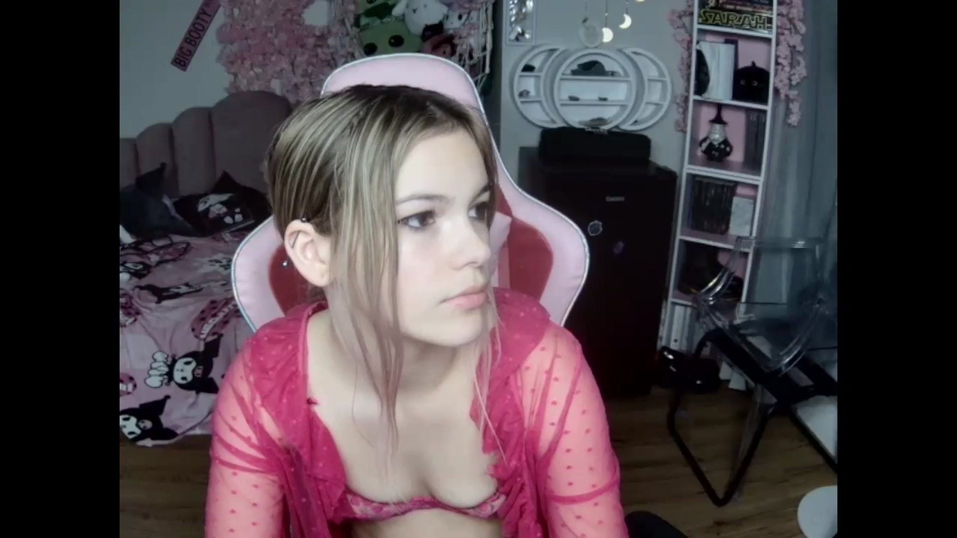 Gallery image thumbnail from Sarahsweets18's myfreecams stream on, 10/27/2024, 14:12 image 13 of 20