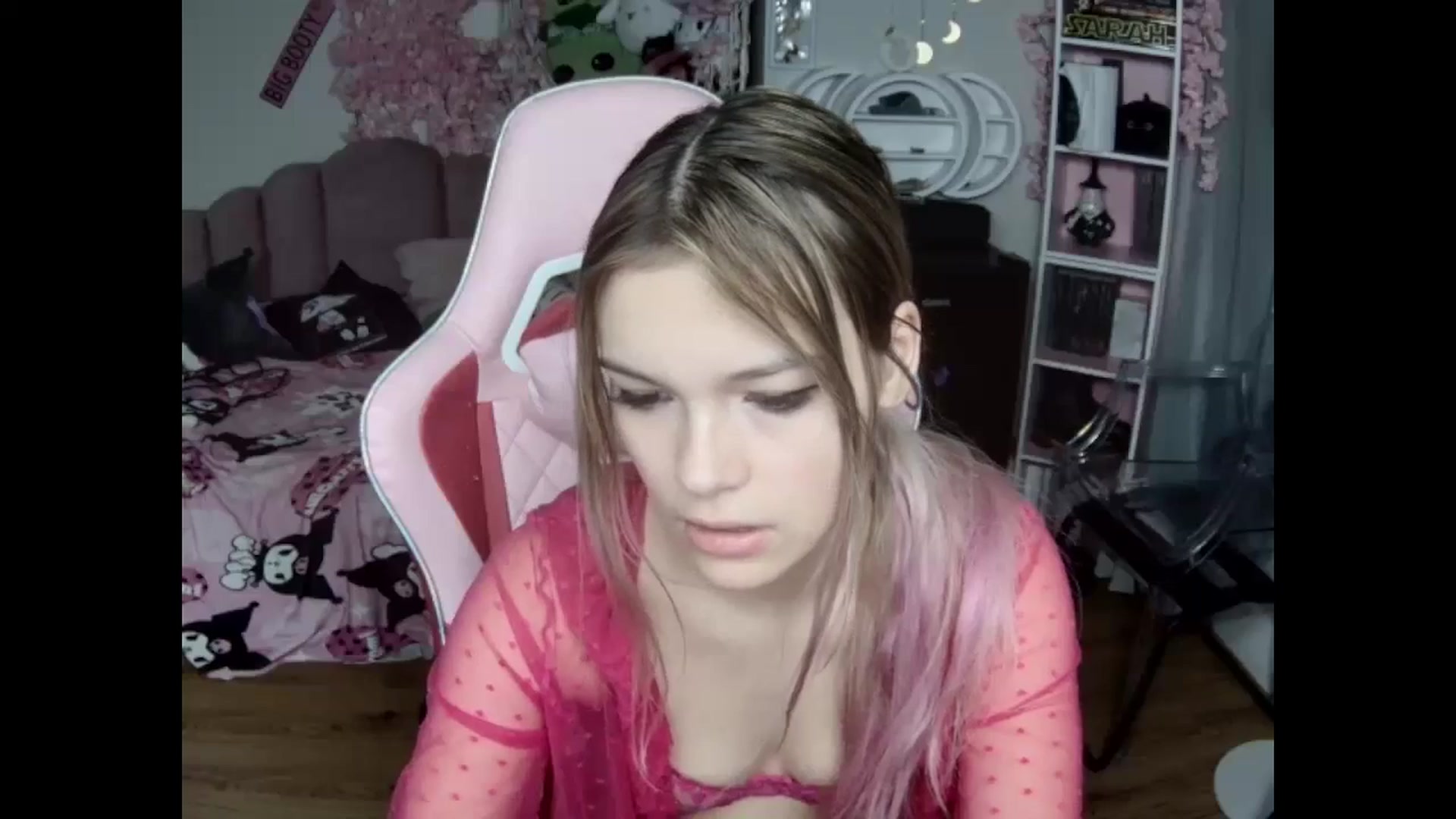 Gallery image thumbnail from Sarahsweets18's myfreecams stream on, 10/27/2024, 14:12 image 19 of 20