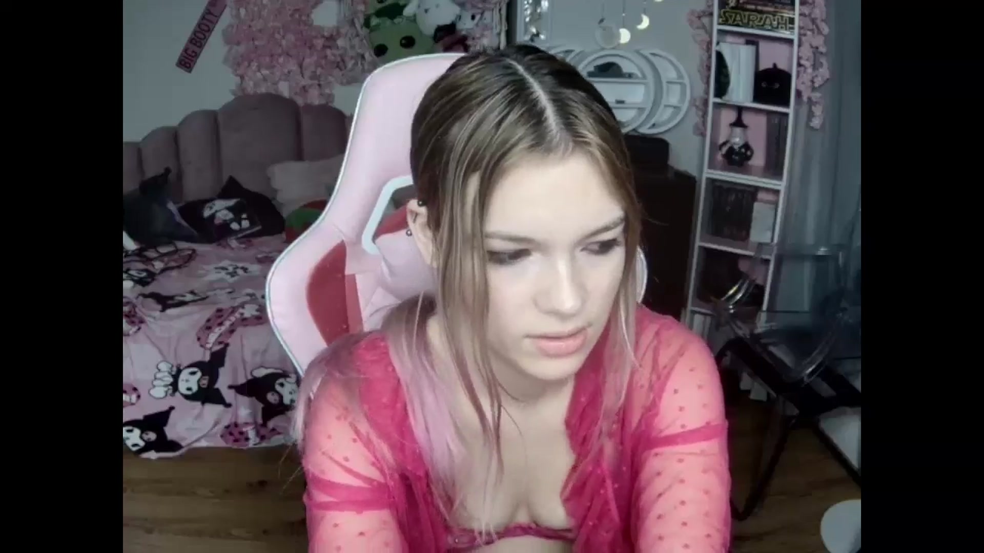 Gallery image thumbnail from Sarahsweets18's myfreecams stream on, 10/27/2024, 14:12 image 9 of 20
