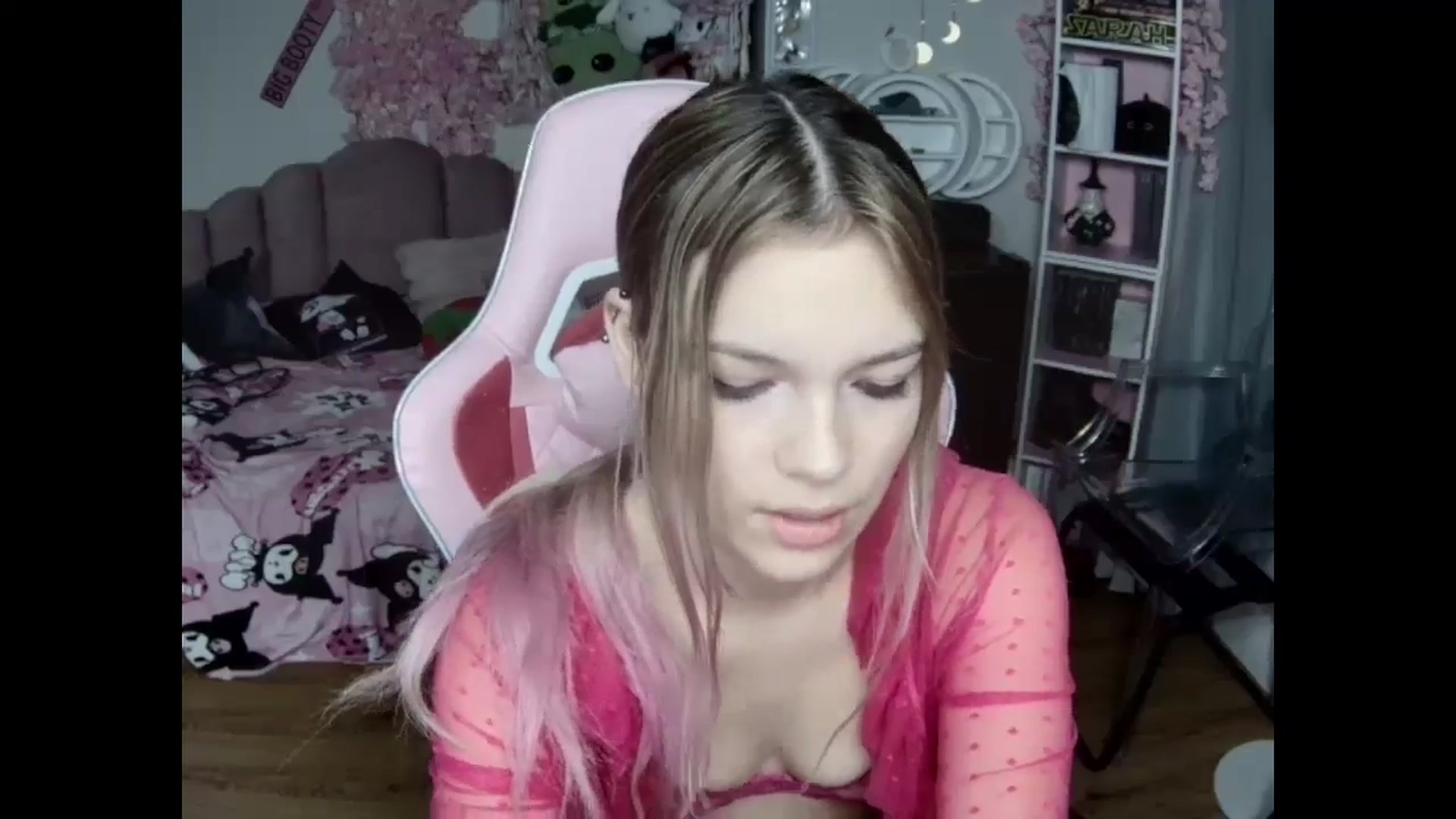 Gallery image thumbnail from Sarahsweets18's myfreecams stream on, 10/27/2024, 14:12 image 8 of 20