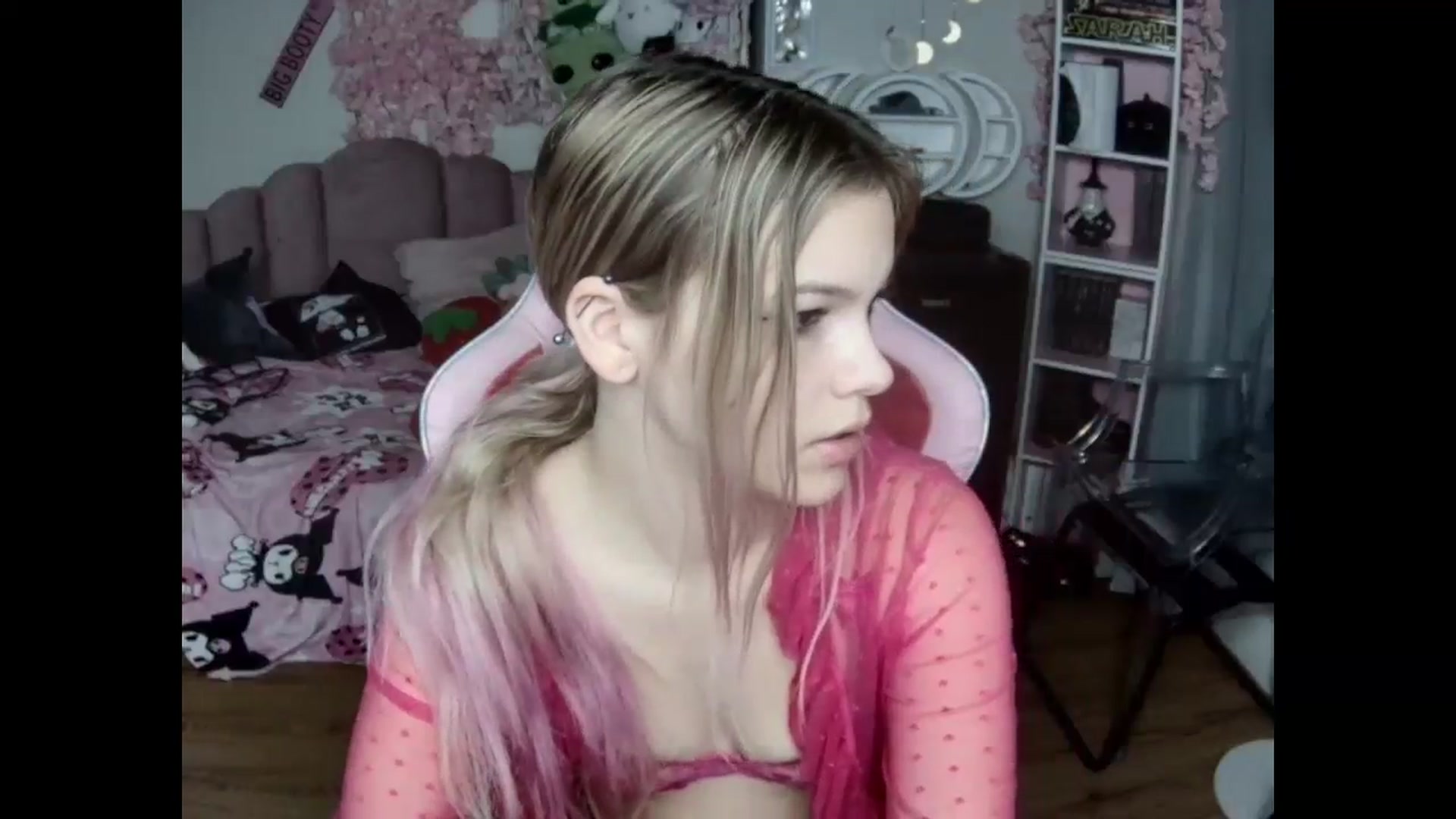 Gallery image thumbnail from Sarahsweets18's myfreecams stream on, 10/27/2024, 14:12 image 6 of 20