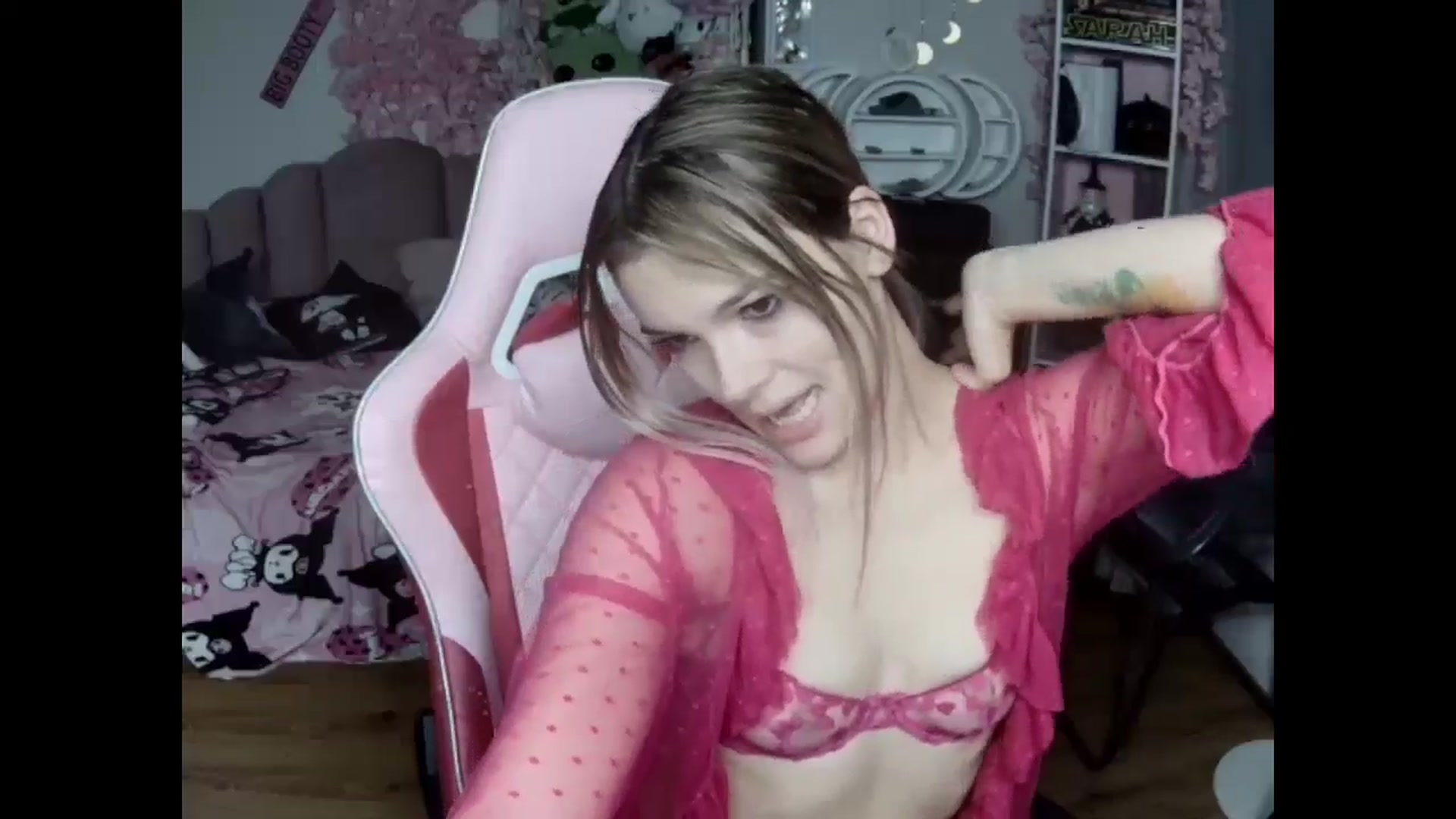 Gallery image thumbnail from Sarahsweets18's myfreecams stream on, 10/27/2024, 14:12 image 15 of 20