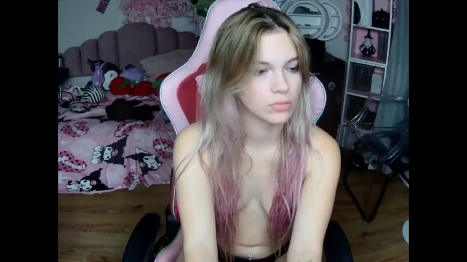 Gallery image thumbnail from Sarahsweets18's myfreecams stream on, 10/29/2024, 08:20 image 19 of 20