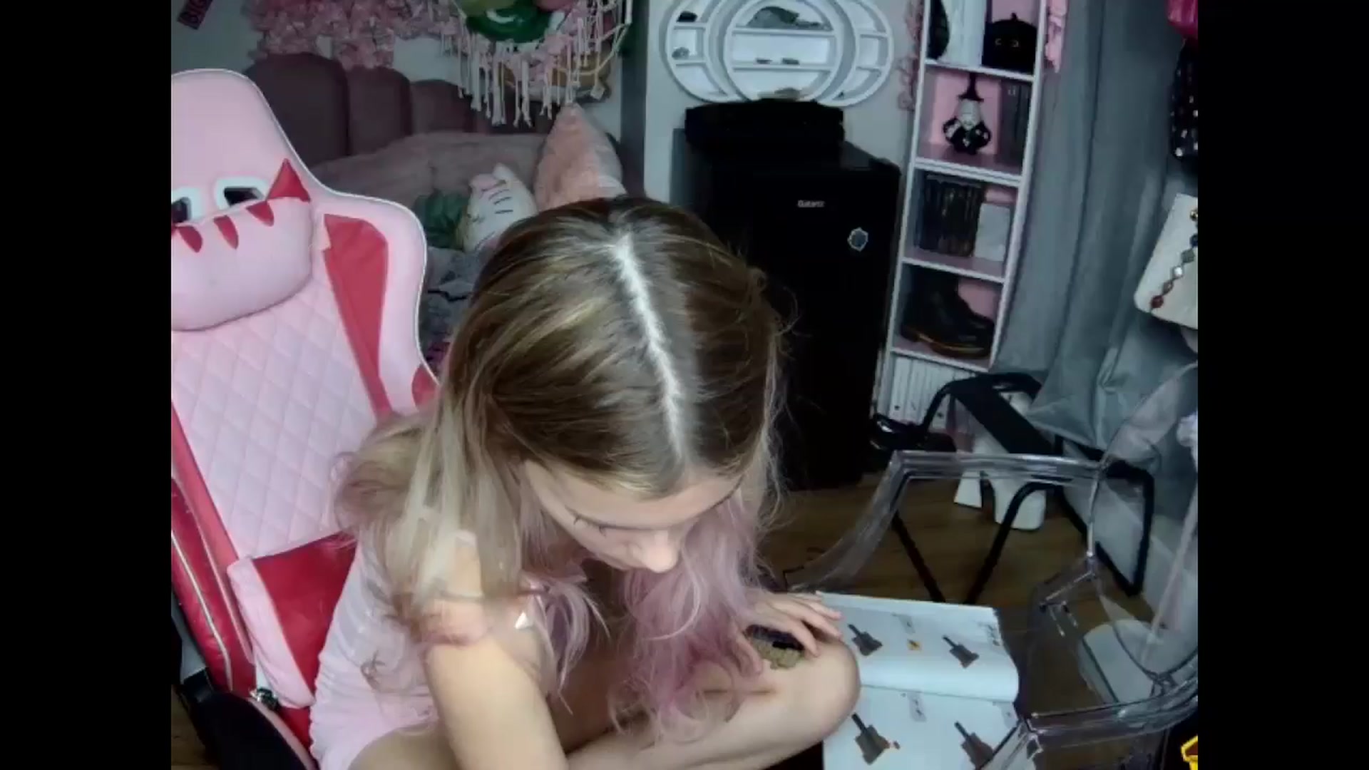 Gallery image thumbnail from Sarahsweets18's myfreecams stream on, 10/30/2024, 21:27 image 1 of 20