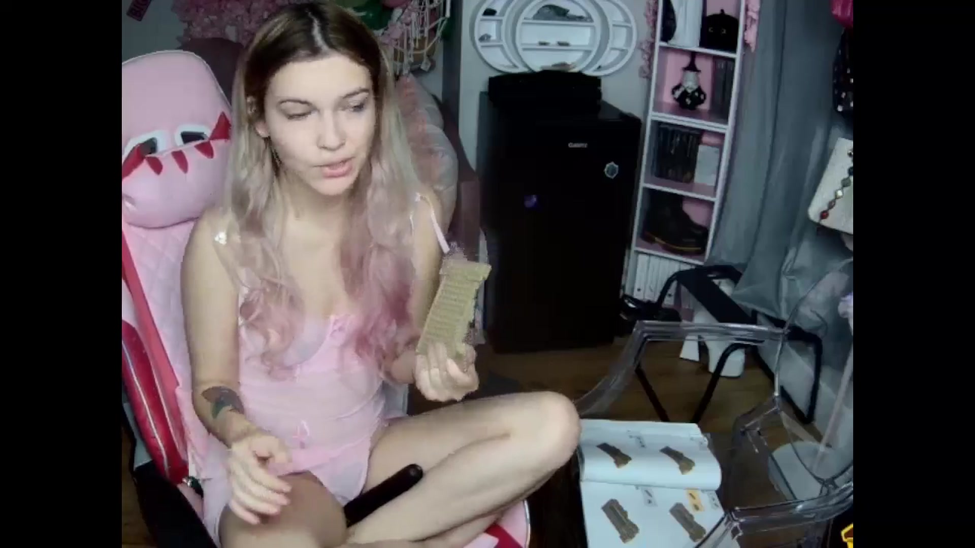 Gallery image thumbnail from Sarahsweets18's myfreecams stream on, 10/30/2024, 21:27 image 4 of 20