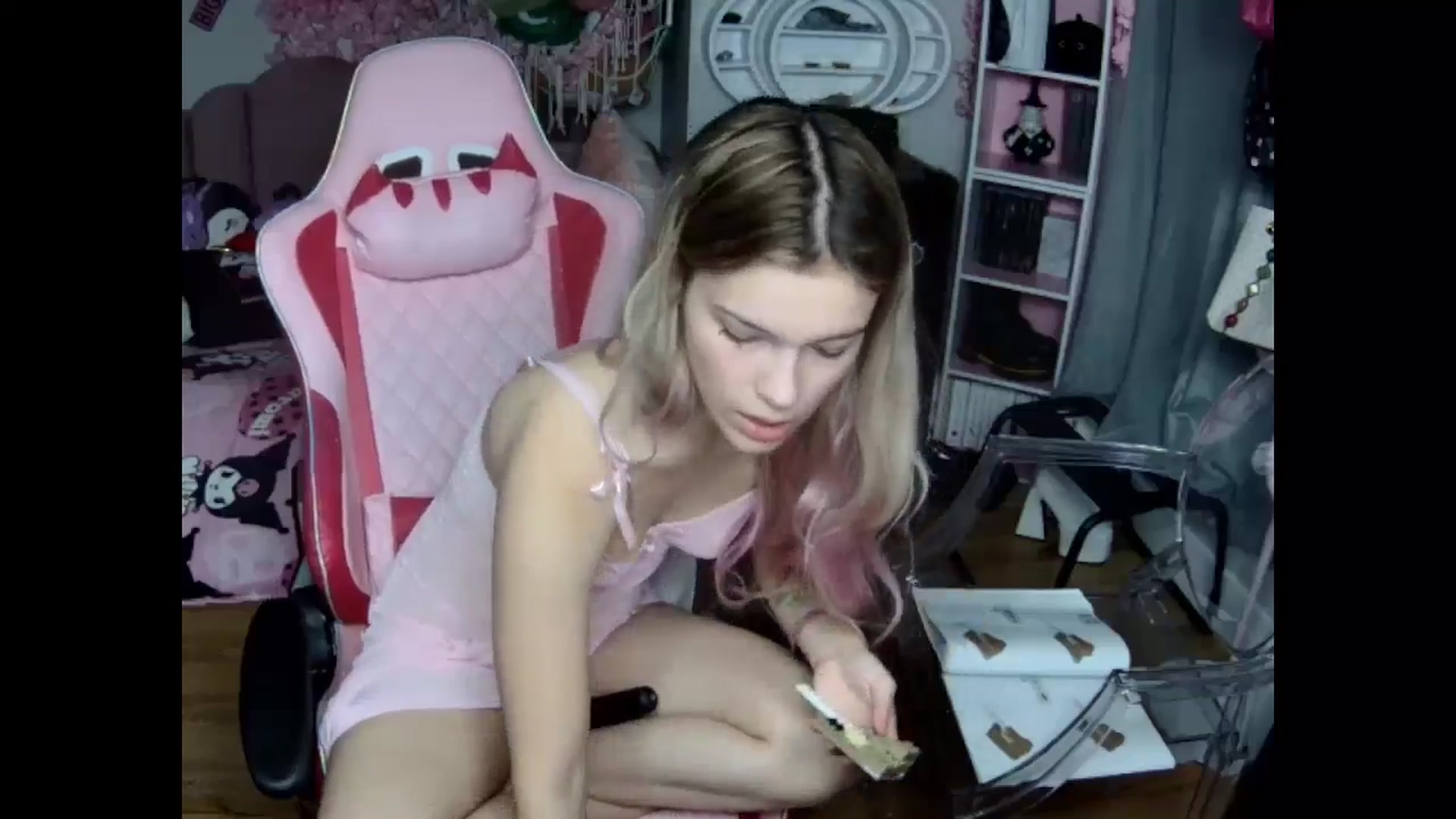 Gallery image thumbnail from Sarahsweets18's myfreecams stream on, 10/30/2024, 21:27 image 18 of 20