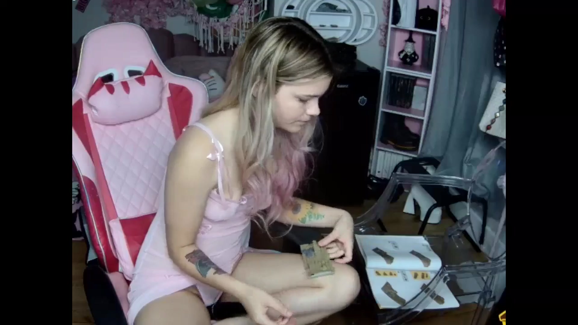Gallery image thumbnail from Sarahsweets18's myfreecams stream on, 10/30/2024, 21:27 image 14 of 20