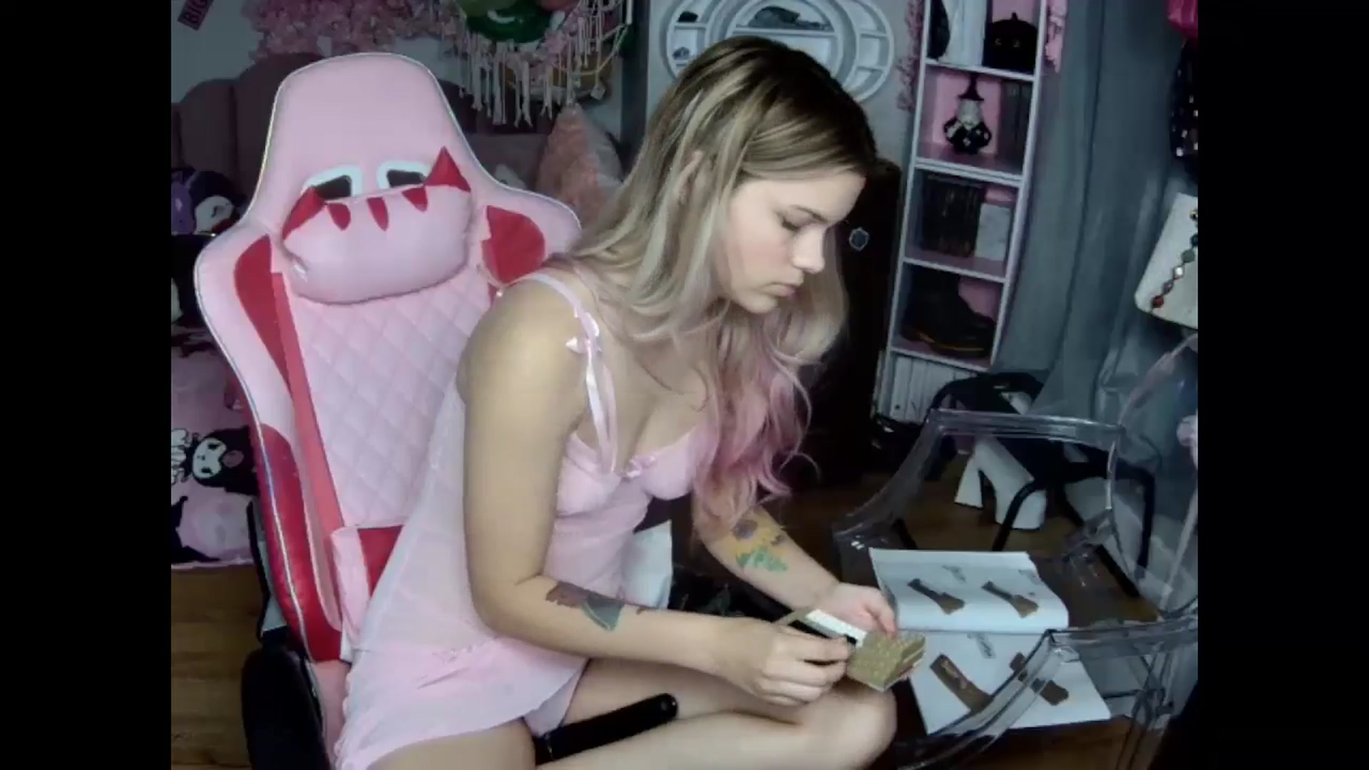 Gallery image thumbnail from Sarahsweets18's myfreecams stream on, 10/30/2024, 21:27 image 19 of 20