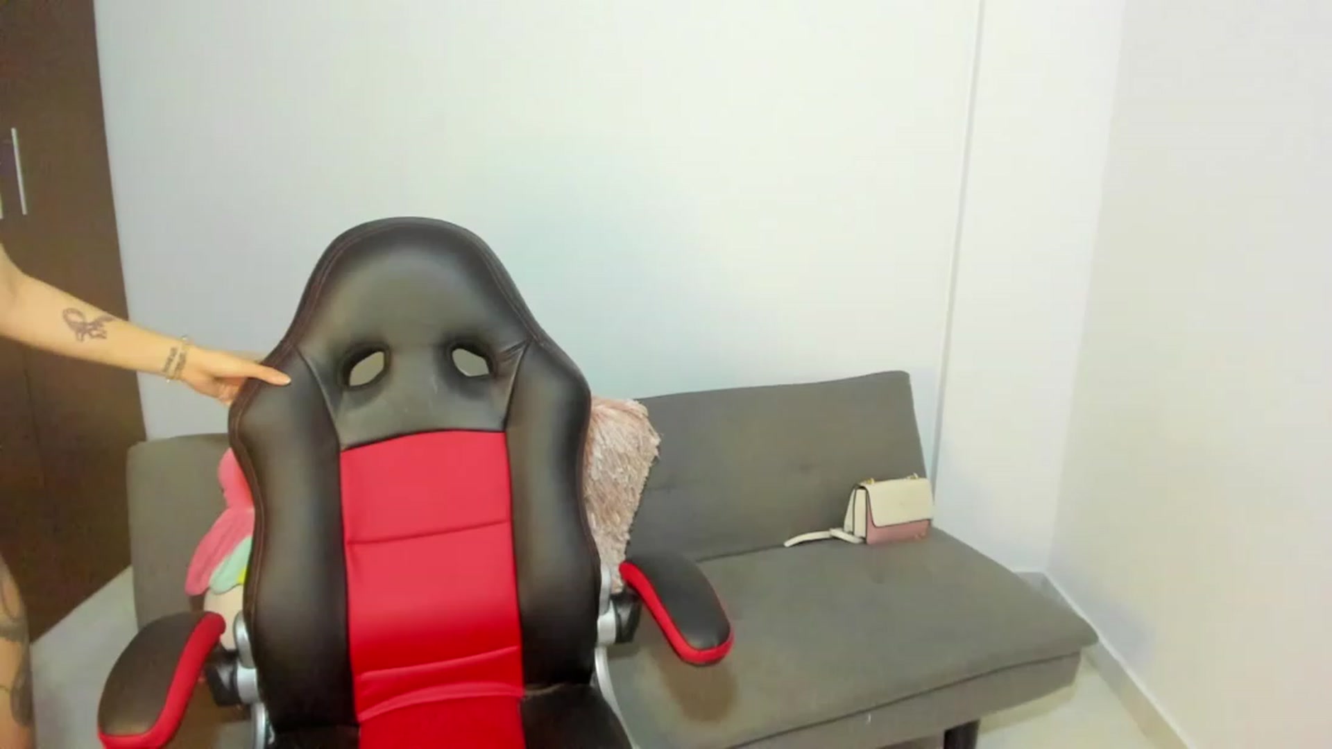 Gallery image thumbnail from Saralennon's myfreecams stream on, 06/21/2023, 02:27 image 14 of 20