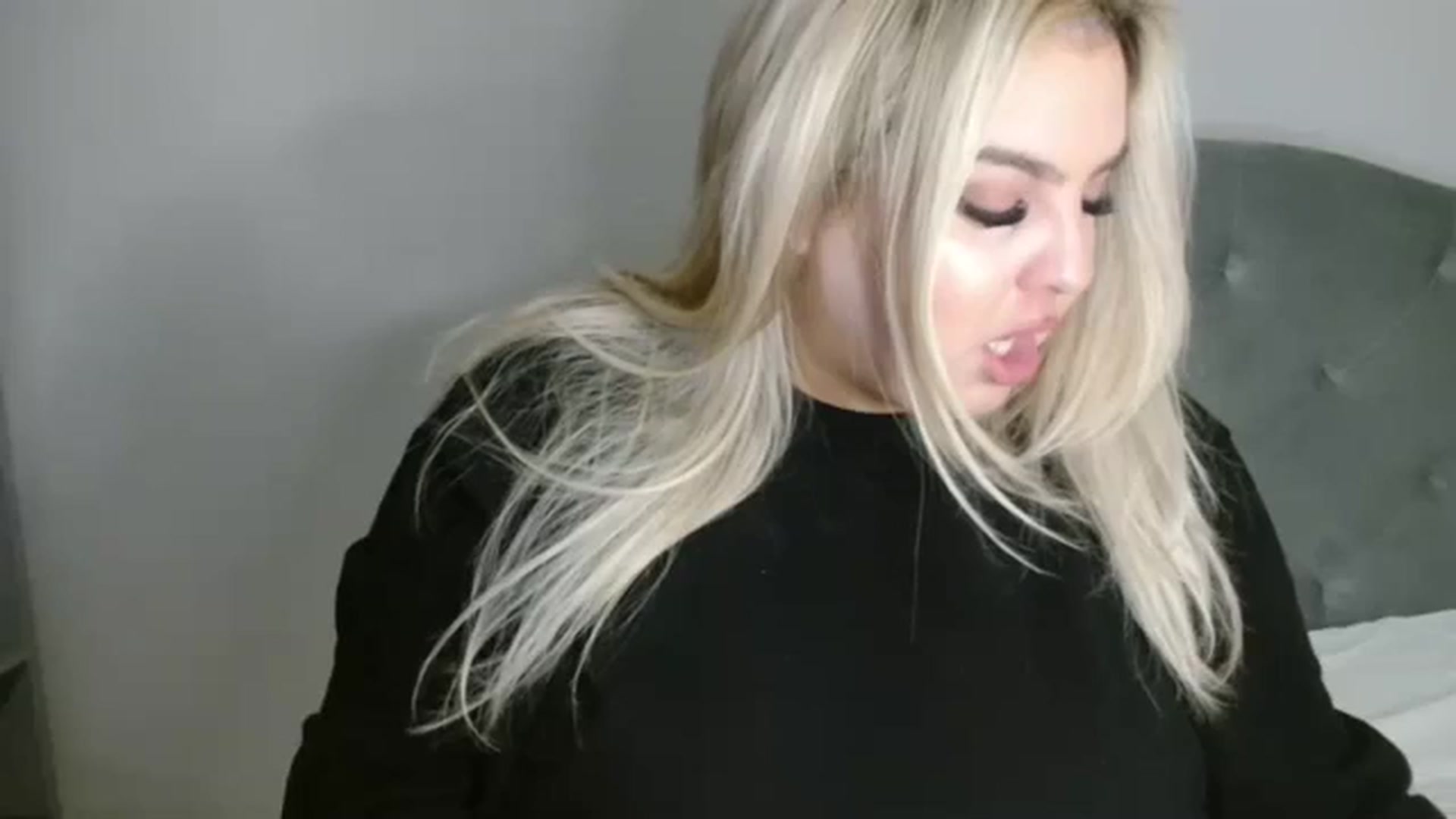 Gallery image thumbnail from Sarasbunny's myfreecams stream on, 01/01/2024, 14:50 image 1 of 20