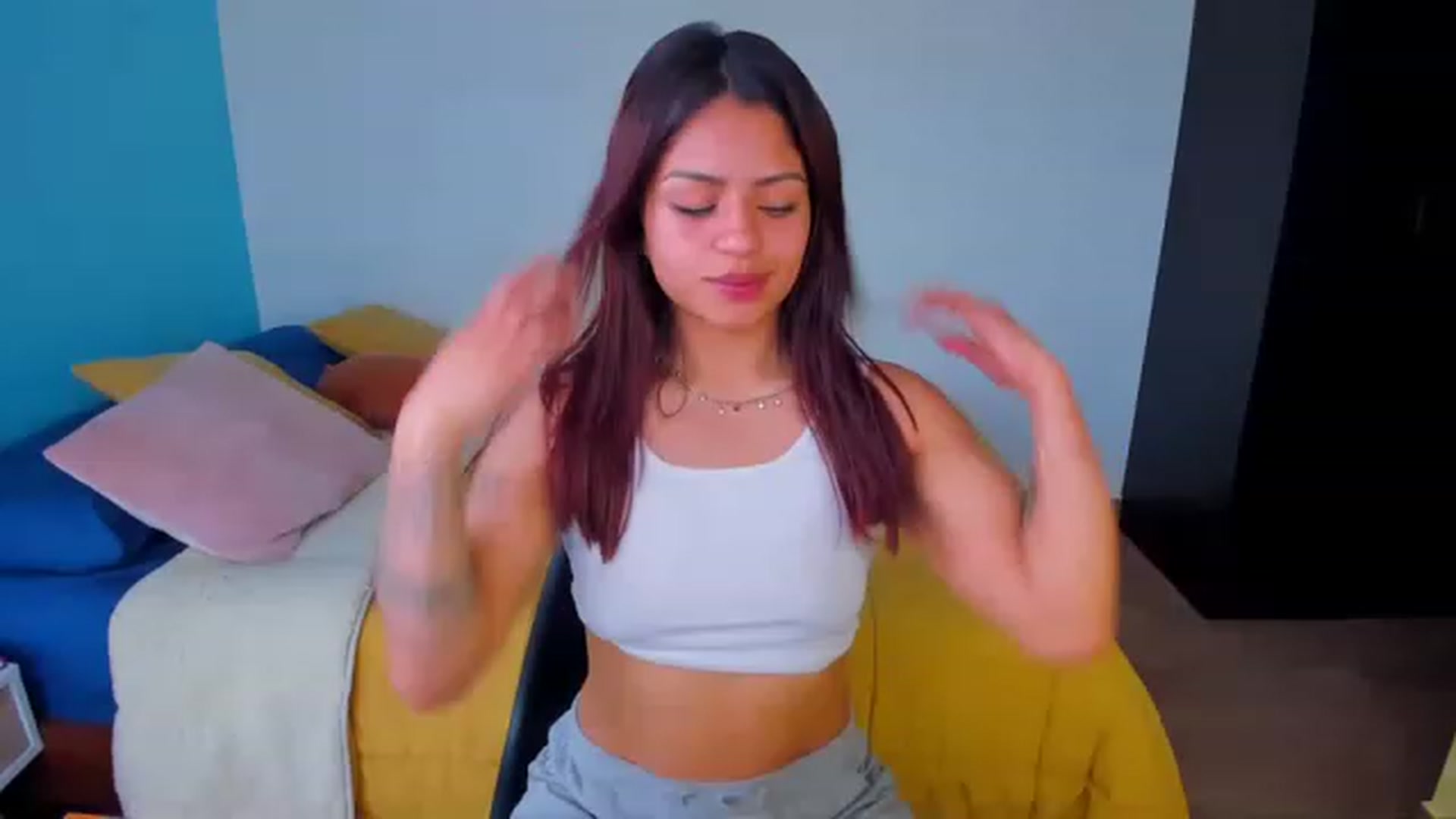 Gallery image thumbnail from SarishaLove's myfreecams stream on, 11/28/2022, 17:28 image 3 of 20