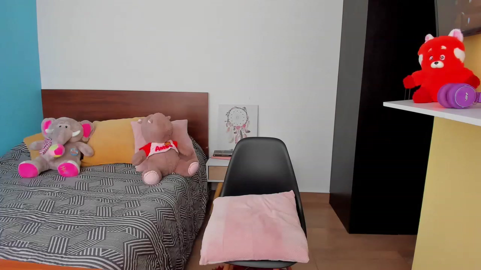 Gallery image thumbnail from SarishaLove's myfreecams stream on, 04/15/2023, 17:30 image 3 of 20