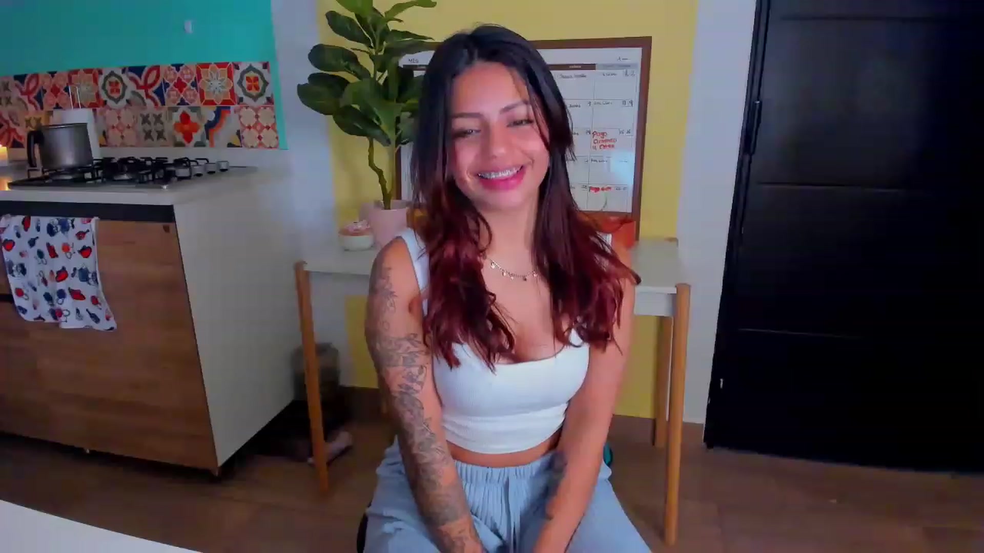 Gallery image thumbnail from SarishaLove's myfreecams stream on, 04/28/2023, 11:10 image 6 of 20