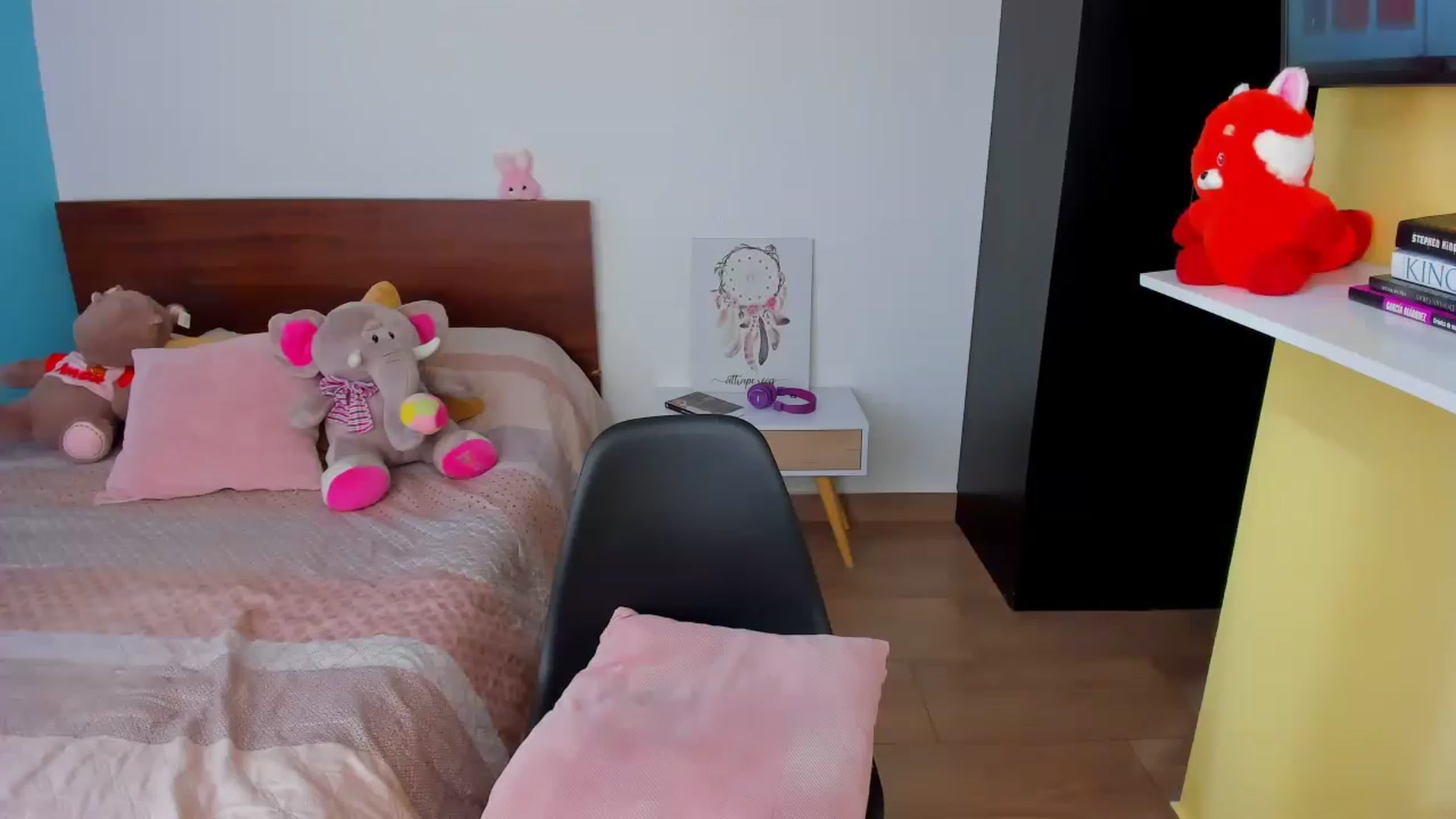 Gallery image thumbnail from SarishaLove's myfreecams stream on, 05/07/2023, 13:38 image 12 of 20