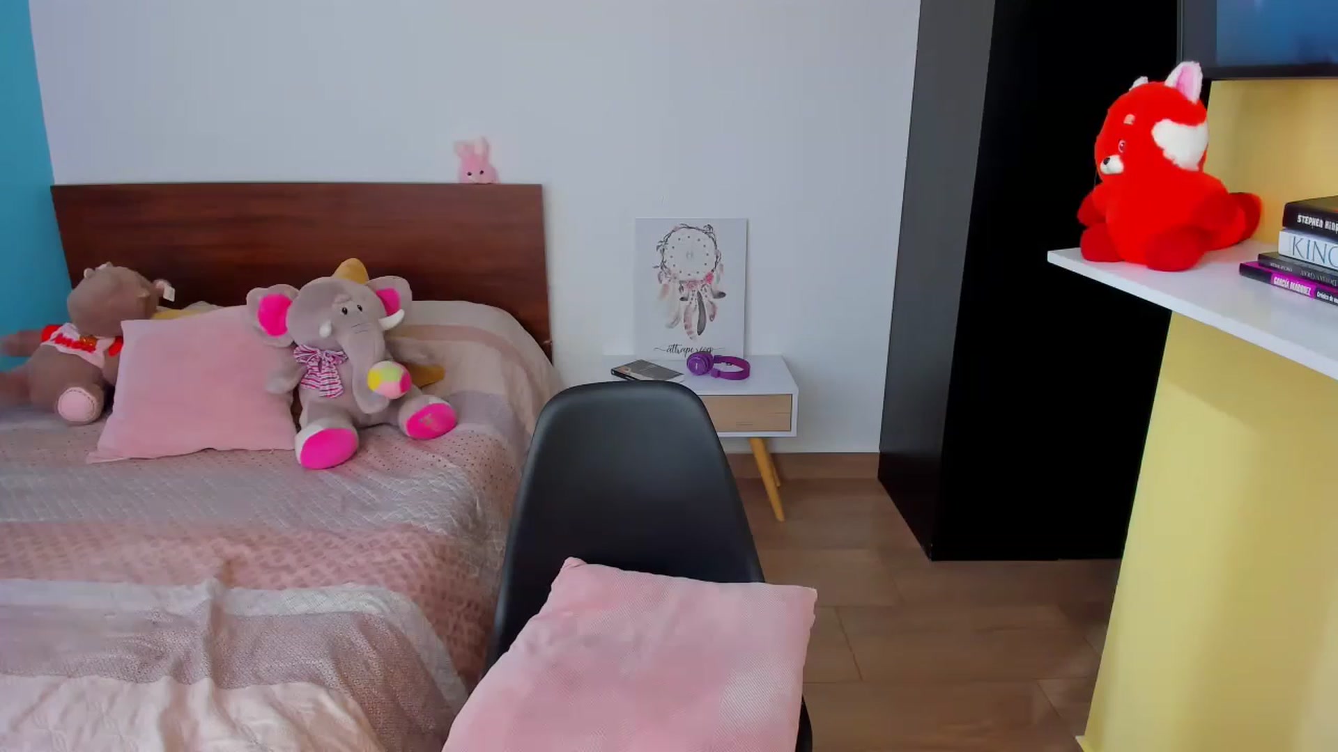 Gallery image thumbnail from SarishaLove's myfreecams stream on, 05/07/2023, 13:38 image 13 of 20