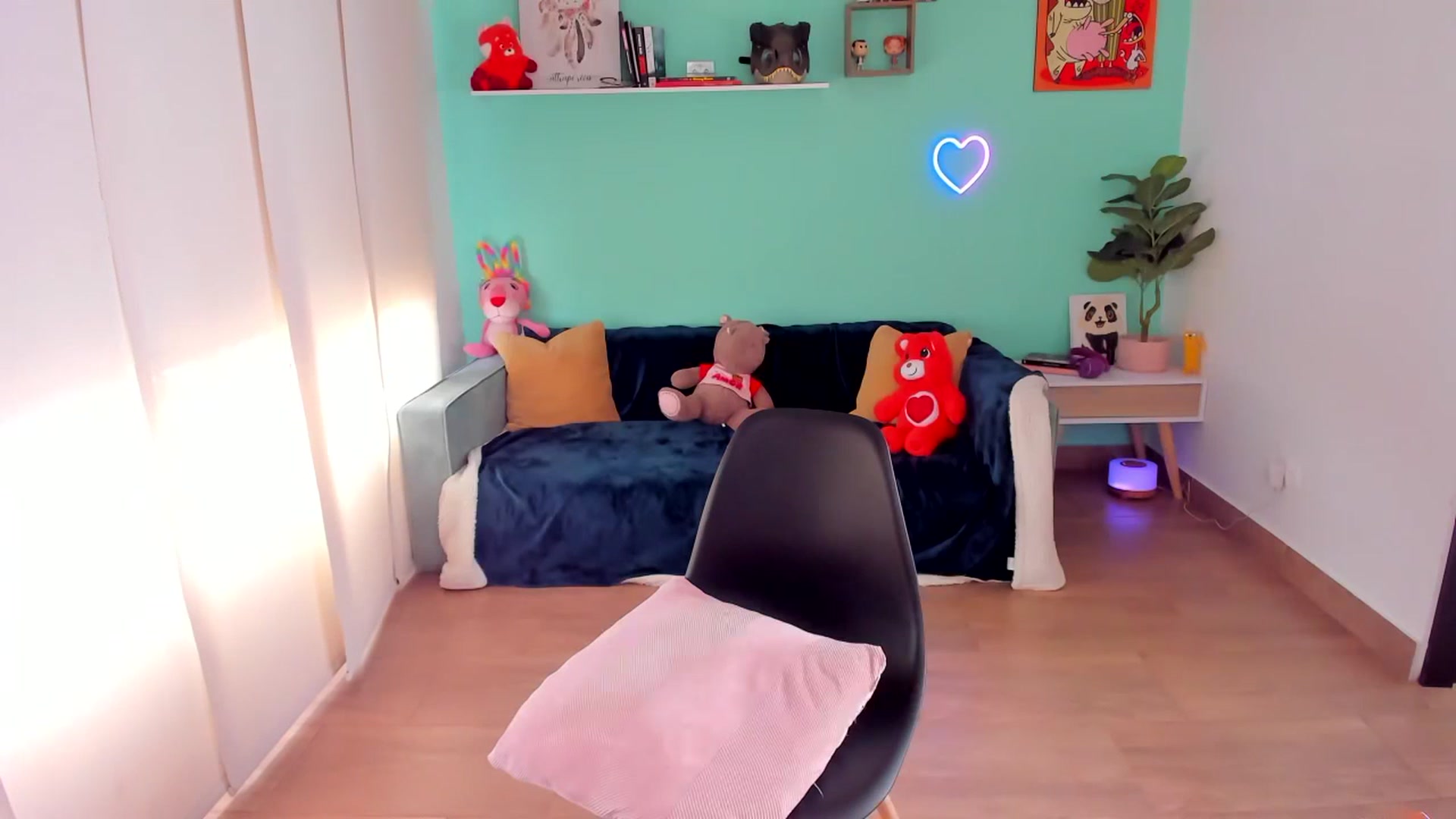 Gallery image thumbnail from SarishaLove's myfreecams stream on, 07/16/2023, 16:32 image 8 of 20