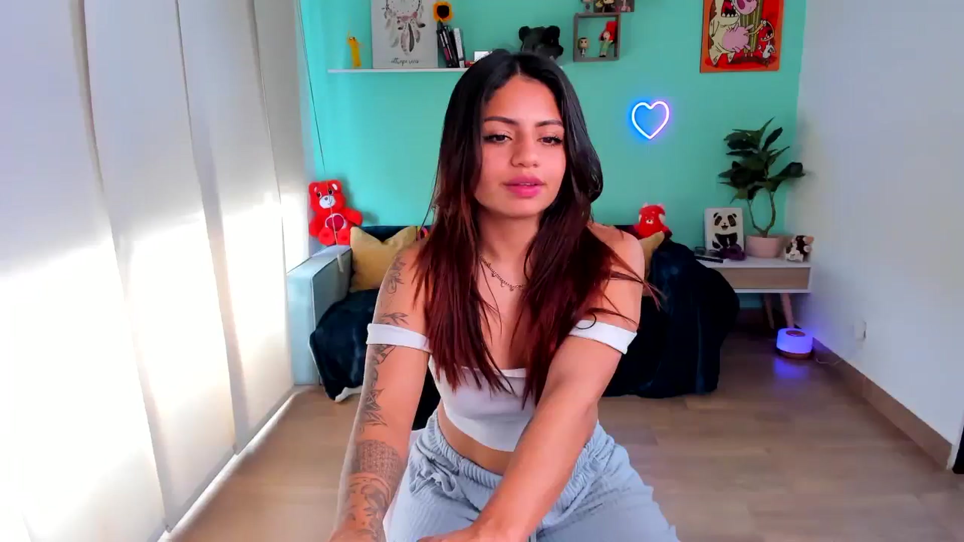 Gallery image thumbnail from SarishaLove's myfreecams stream on, 08/04/2023, 18:04 image 16 of 20