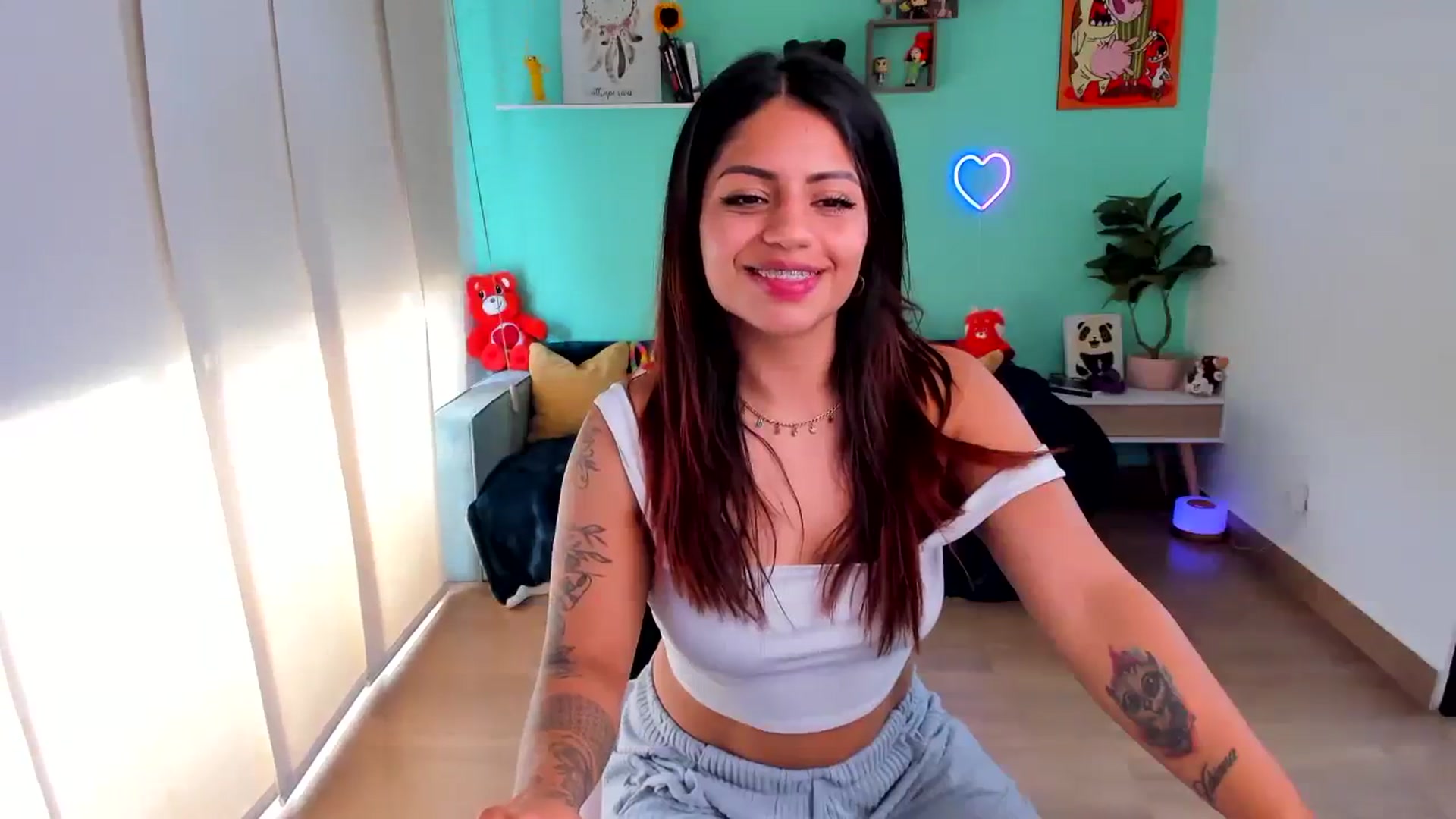Gallery image thumbnail from SarishaLove's myfreecams stream on, 08/04/2023, 18:04 image 12 of 20
