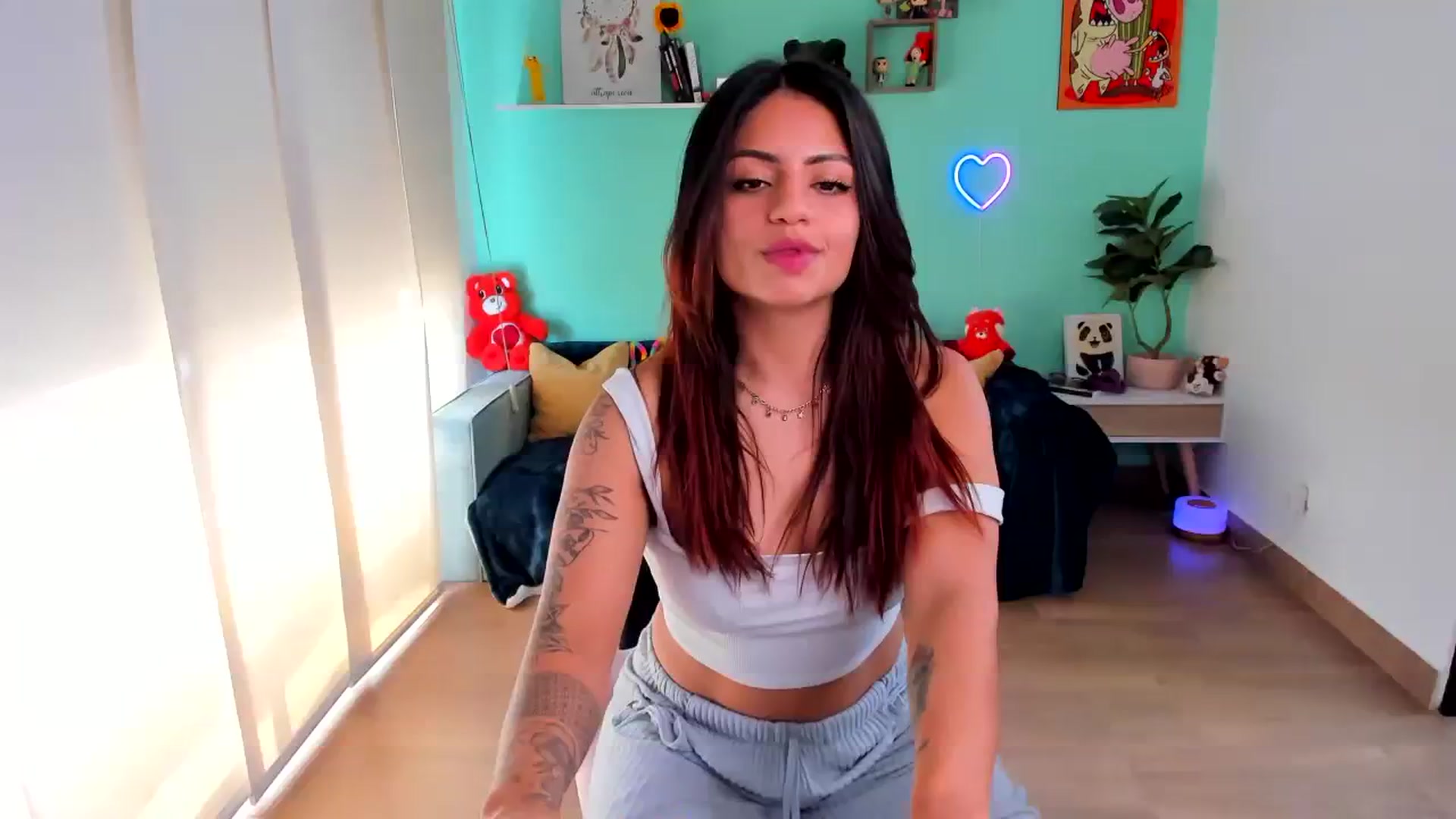 Gallery image thumbnail from SarishaLove's myfreecams stream on, 08/04/2023, 18:04 image 13 of 20