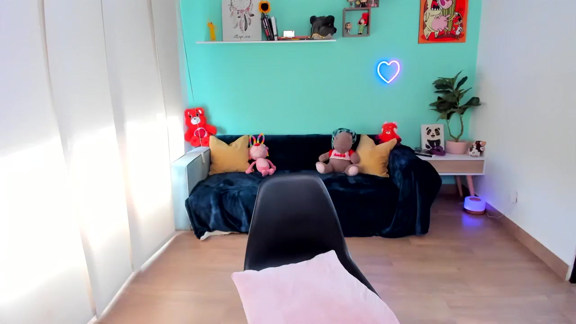 Gallery image thumbnail from SarishaLove's myfreecams stream on, 08/04/2023, 18:04 image 10 of 20