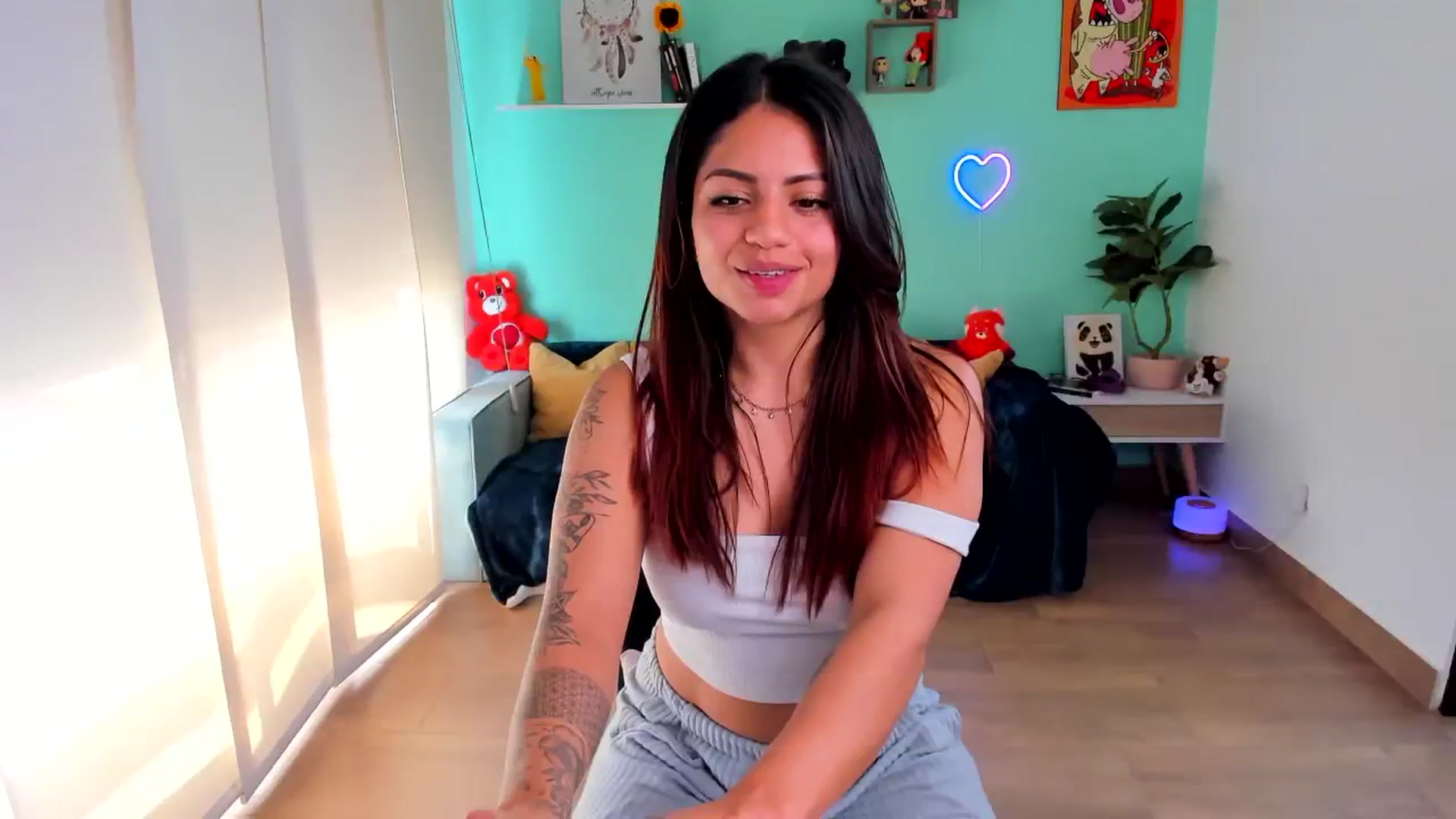 Gallery image thumbnail from SarishaLove's myfreecams stream on, 08/04/2023, 18:04 image 8 of 20