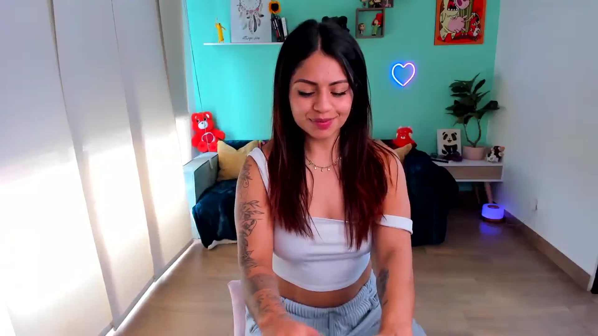 Gallery image thumbnail from SarishaLove's myfreecams stream on, 08/04/2023, 18:04 image 11 of 20