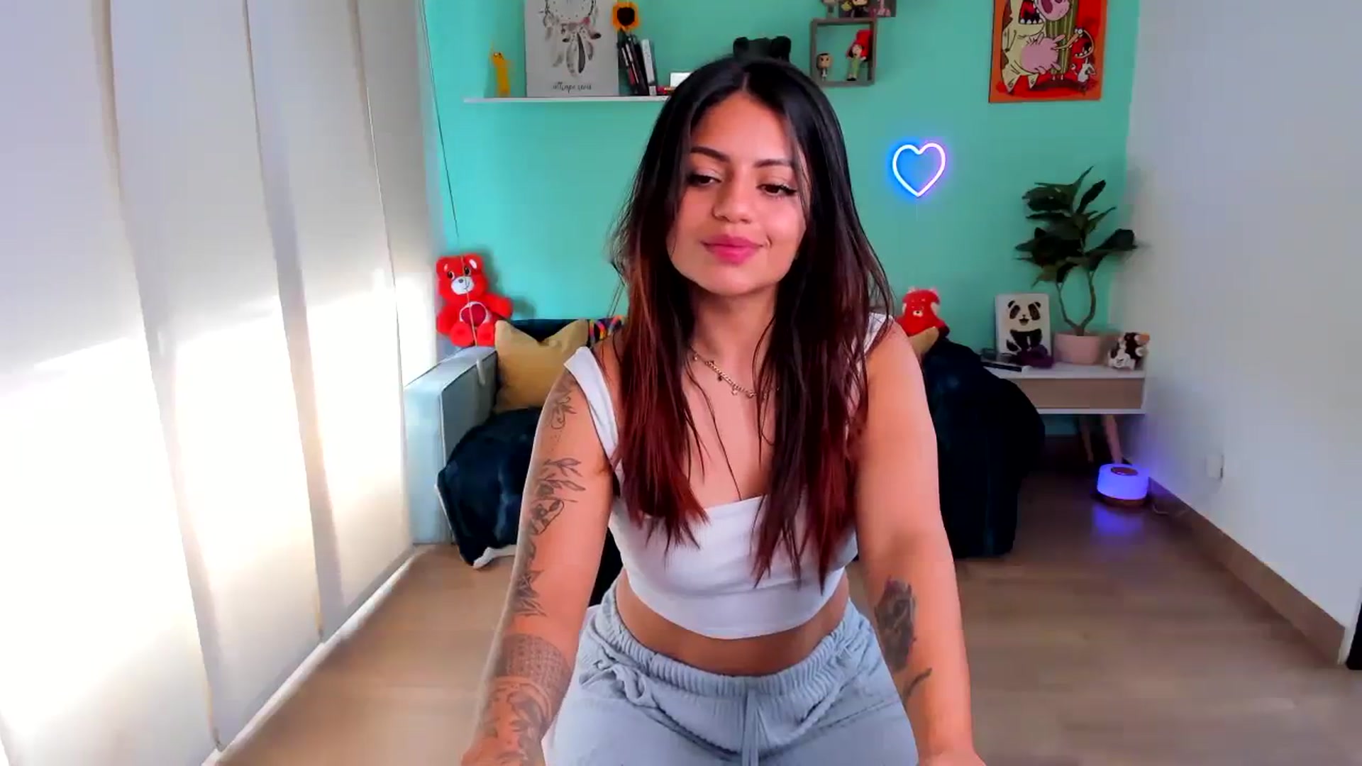 Gallery image thumbnail from SarishaLove's myfreecams stream on, 08/04/2023, 18:04 image 15 of 20