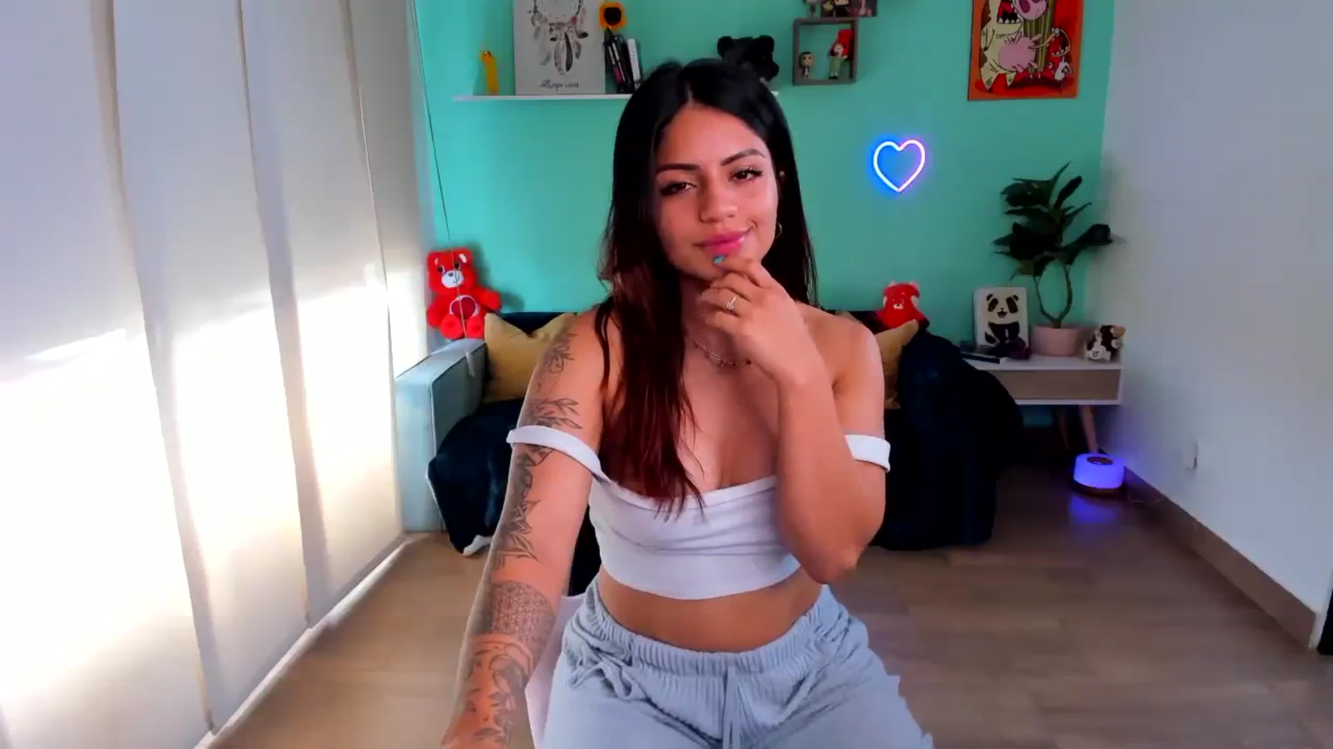 Gallery image thumbnail from SarishaLove's myfreecams stream on, 08/04/2023, 18:04 image 19 of 20