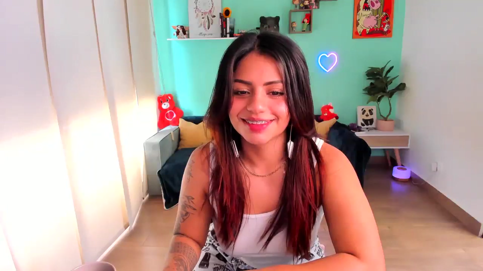 Gallery image thumbnail from SarishaLove's myfreecams stream on, 08/05/2023, 14:32 image 18 of 20